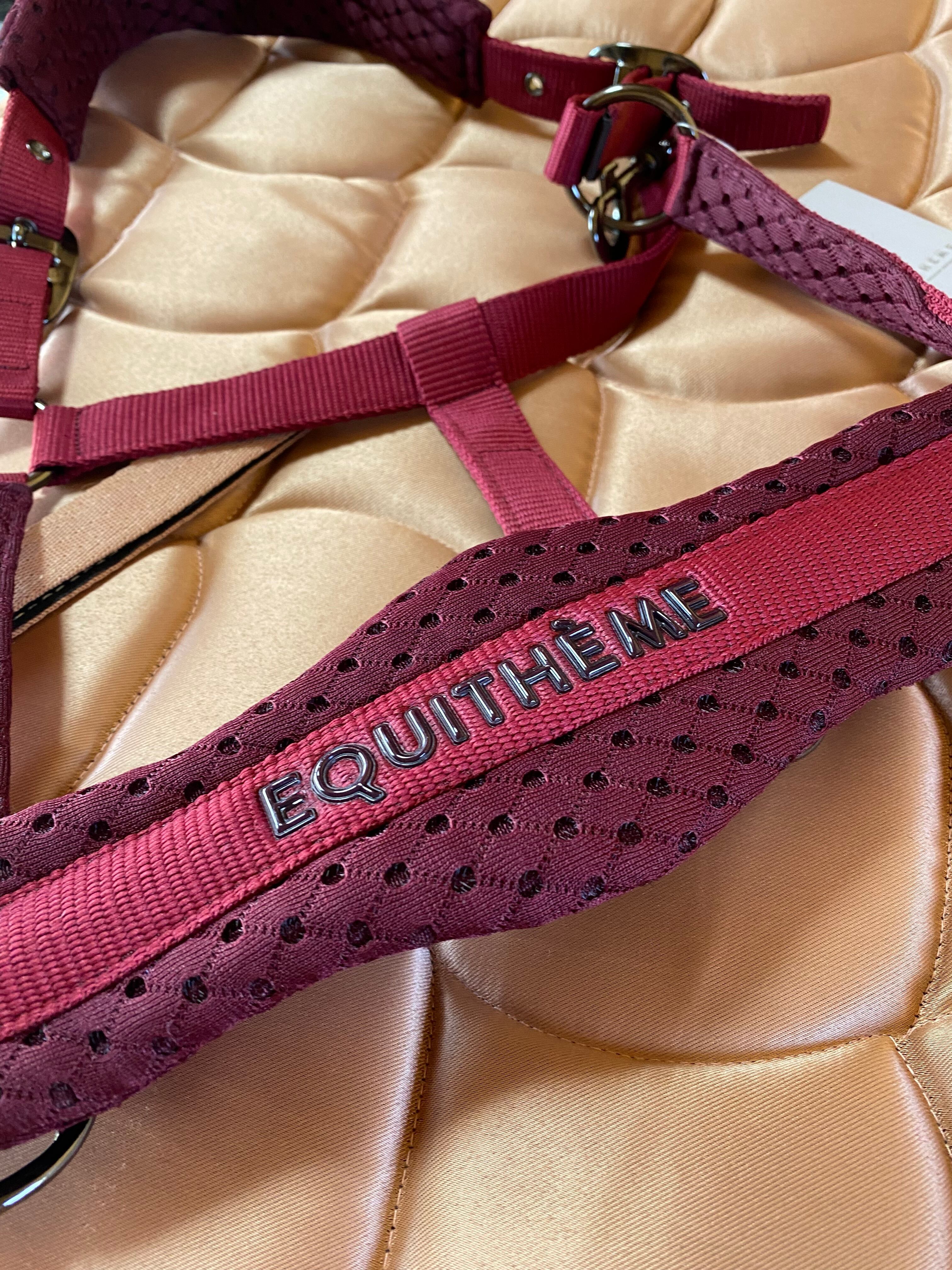 3Dで浮き上がっているロゴ☝️✨頬部分にもクッション的素材が👌