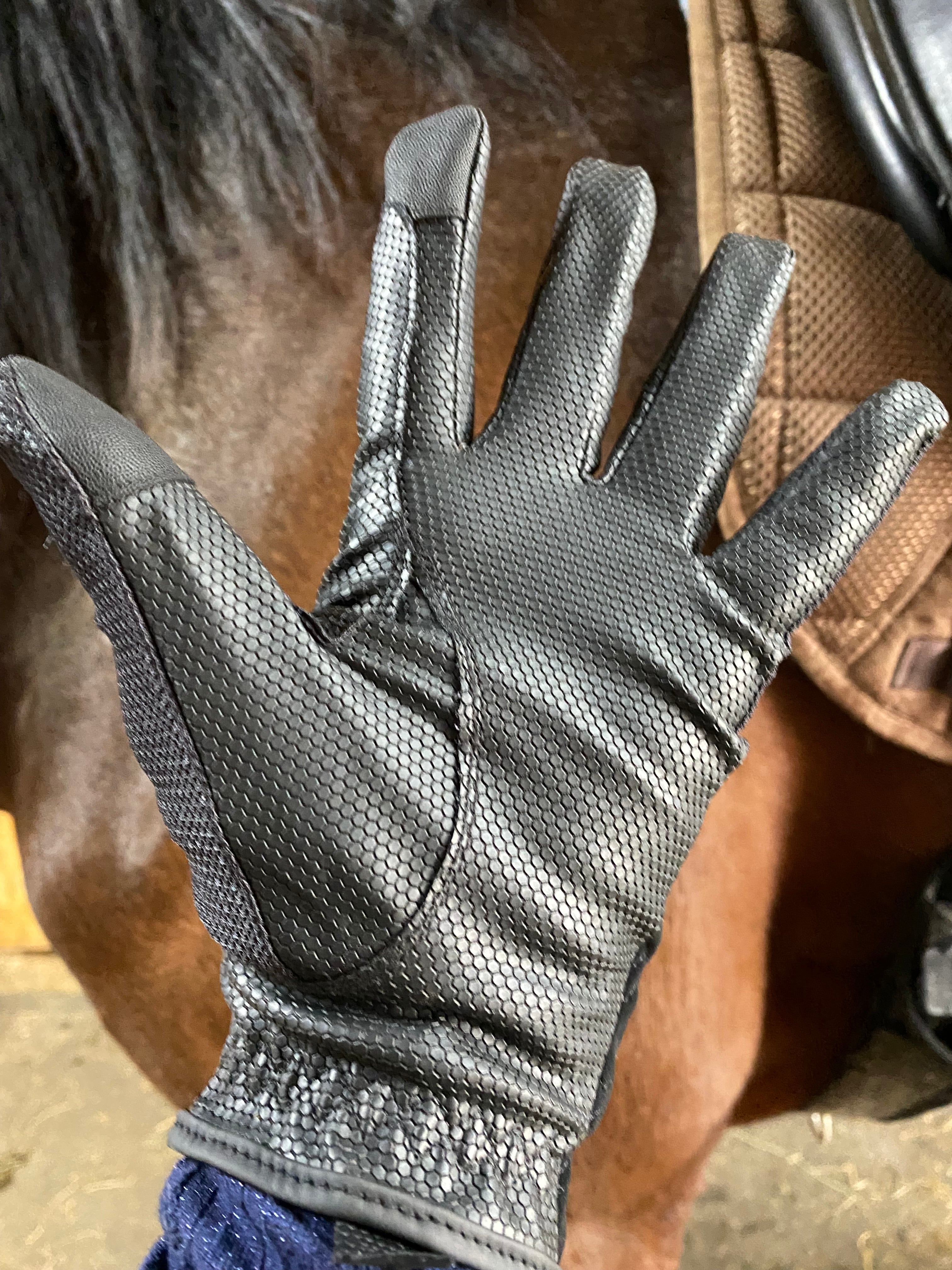 滑りにくい合皮でできていて、人差し指部分は補強されています。