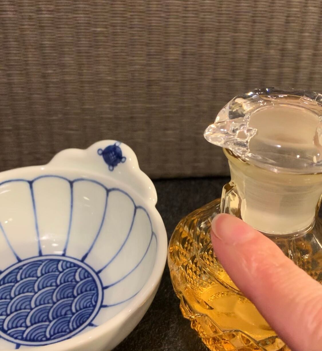 本体の線と注ぎ口を揃えるとお醤油が出ます。