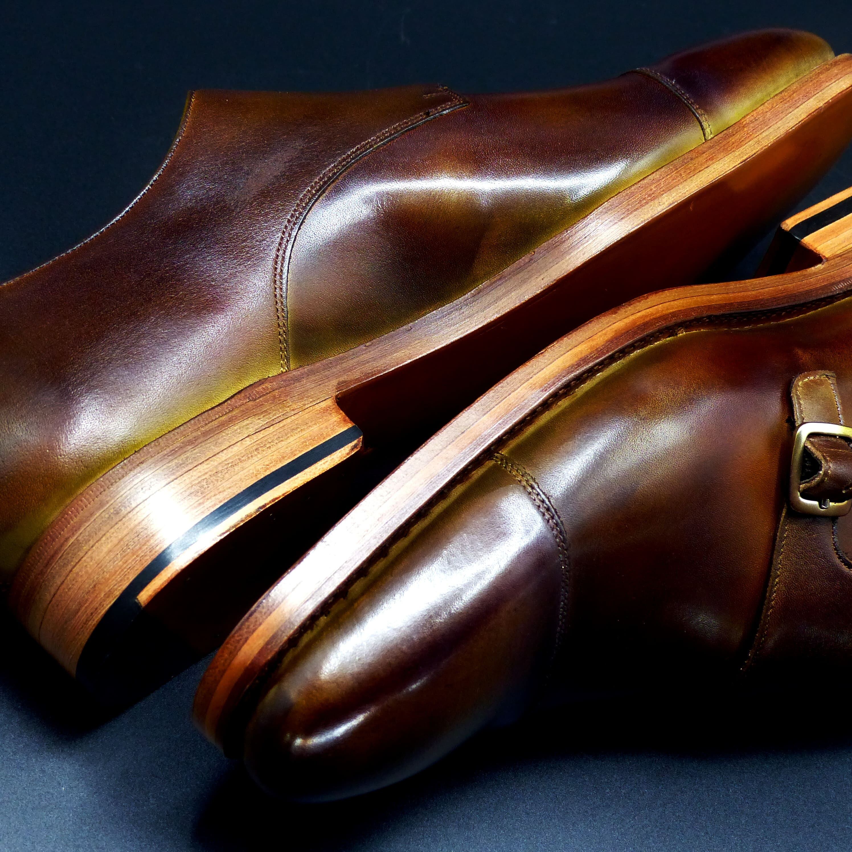 ヒールもレザー積み上げ、磨き抜かれた美コバのＷレザーソール