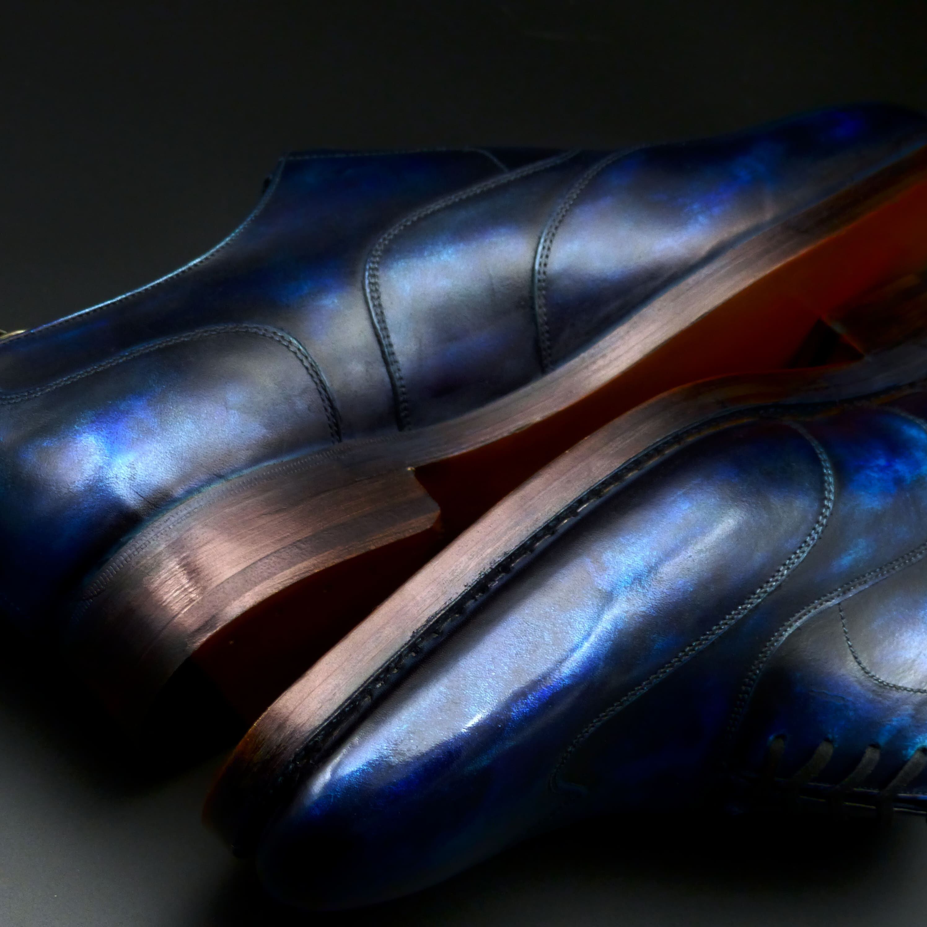 ヒールもレザー積み上げ、磨き抜かれた美コバのＷレザーソール