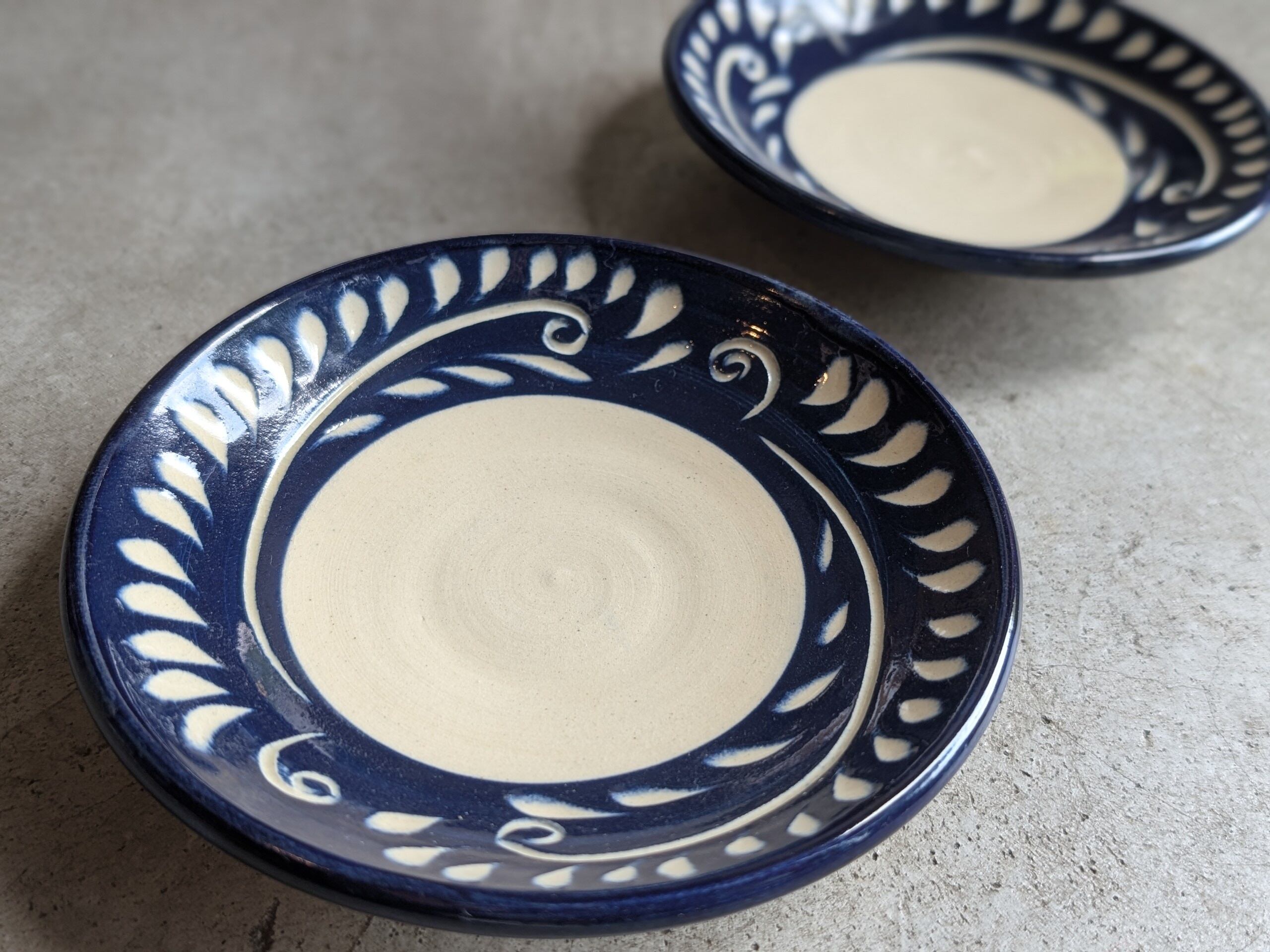 やちむん 皿7寸（染付唐草・緑） | やちむん工房 與那嶺 | inoya