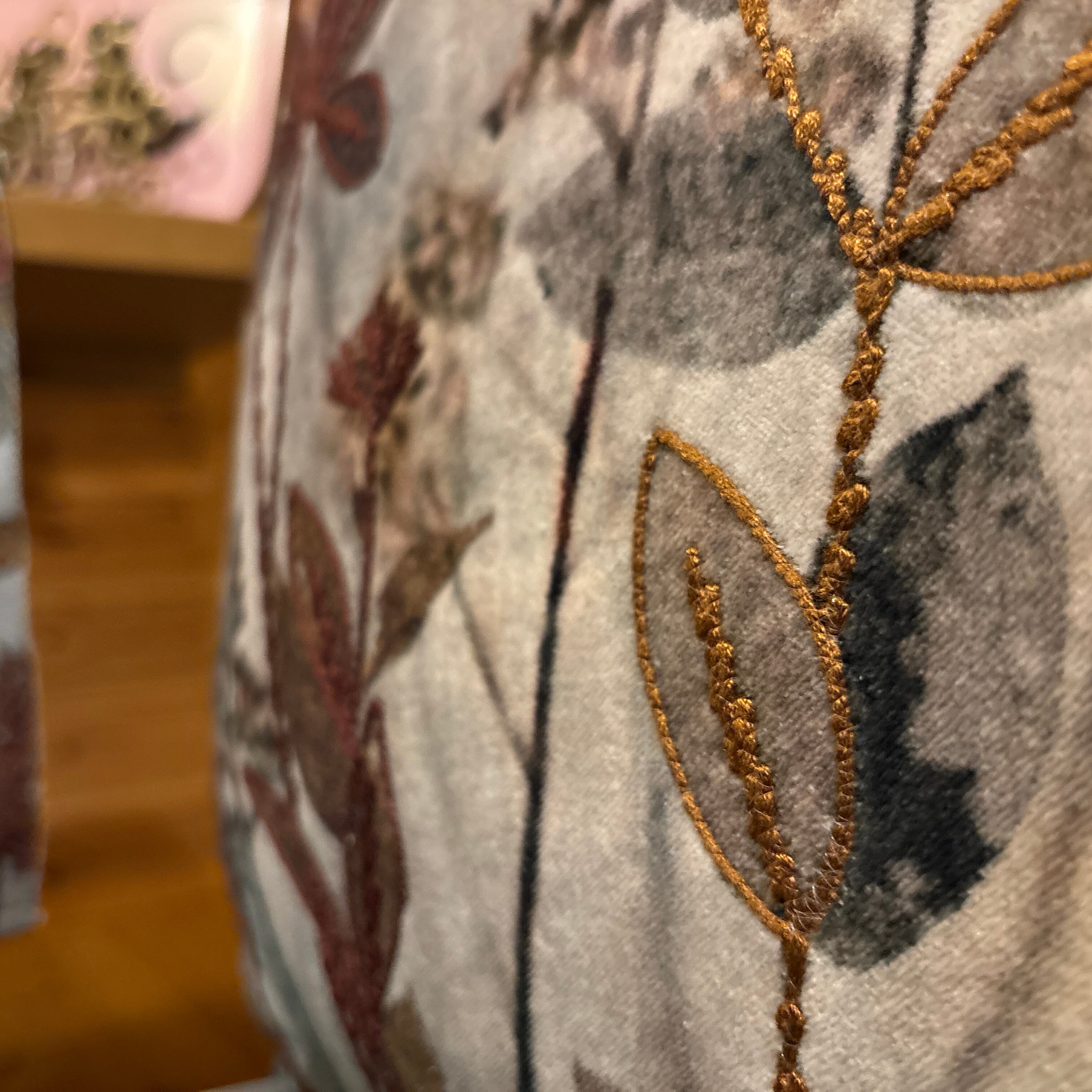 起毛の生地に映えるベルベットのデザイン