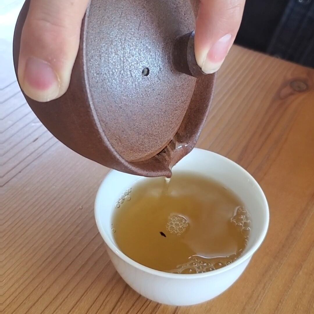 最後の一滴まで注ぎ切ります。細かい茶葉が気になる方は茶こしの併用をおすすめします。