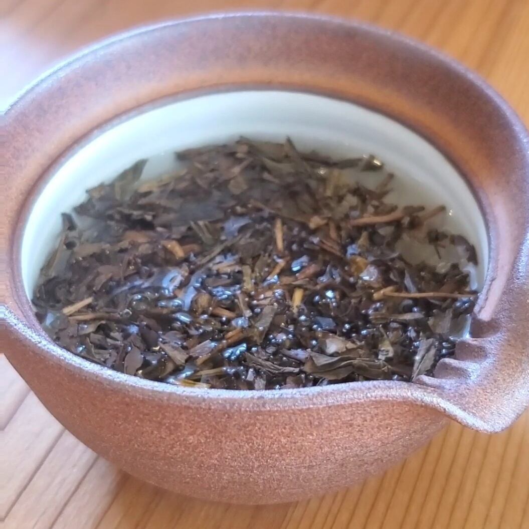 宝瓶でほうじ茶を淹れてみました。