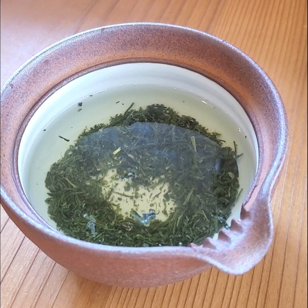 少し冷ましたお湯を淹れます。茶葉の様子がきれいに見えます。