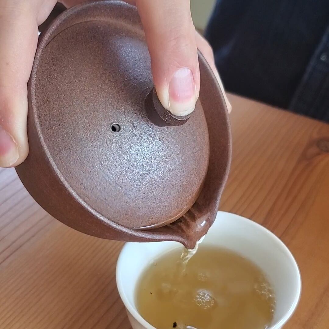 上部の縁が蓋より立ち上がっている構造のため、持ち手部分が熱くなりにくいです。