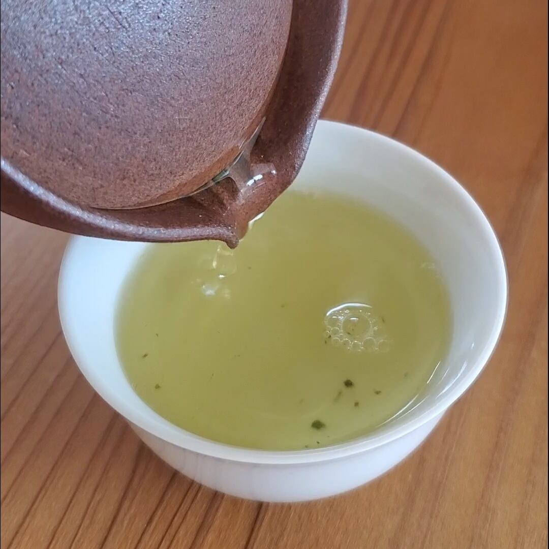 ゆっくり注ぎます。細かい茶葉が気になる方は茶こしを併用してください。