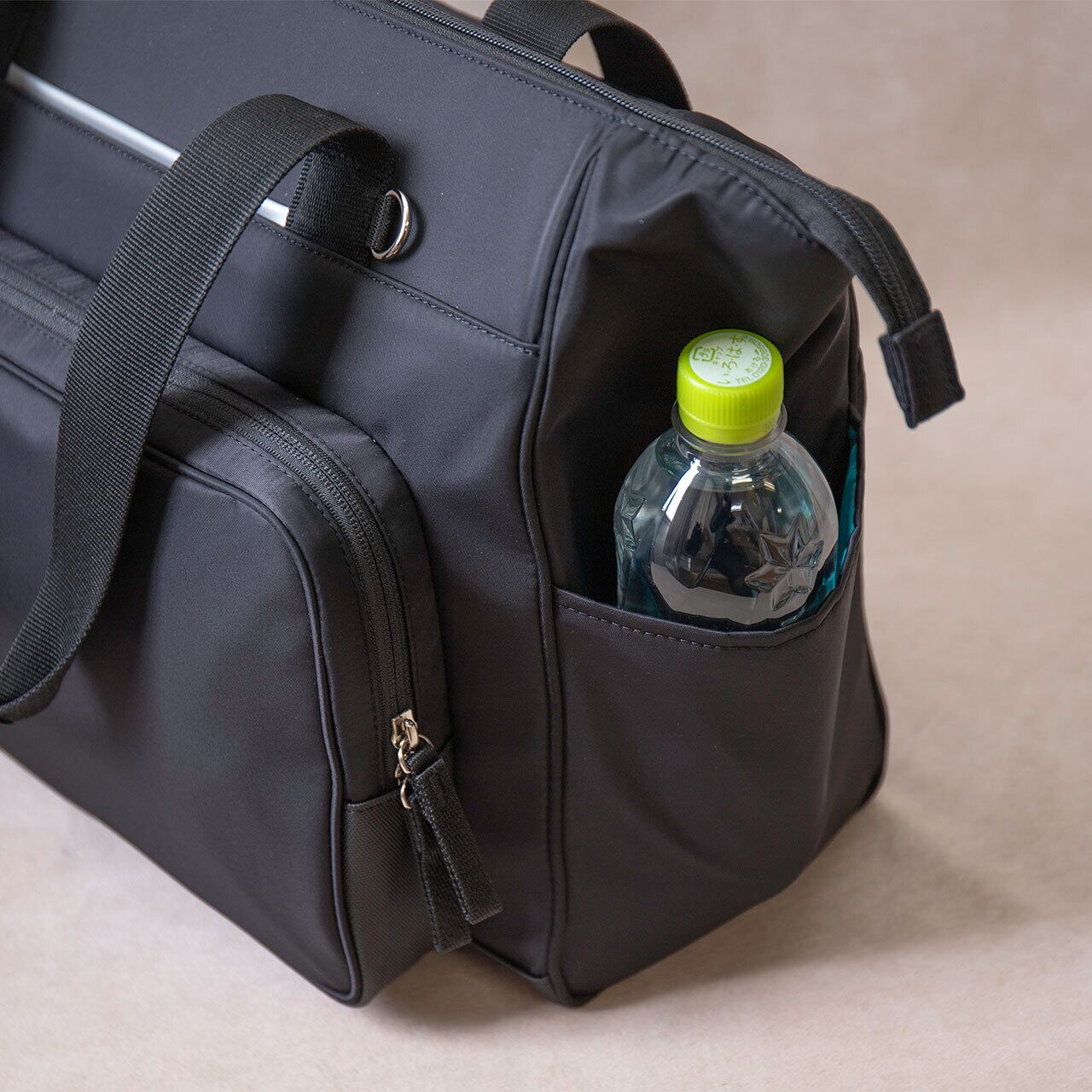 折り畳み傘やペットボトルを収納できるサイドポケット