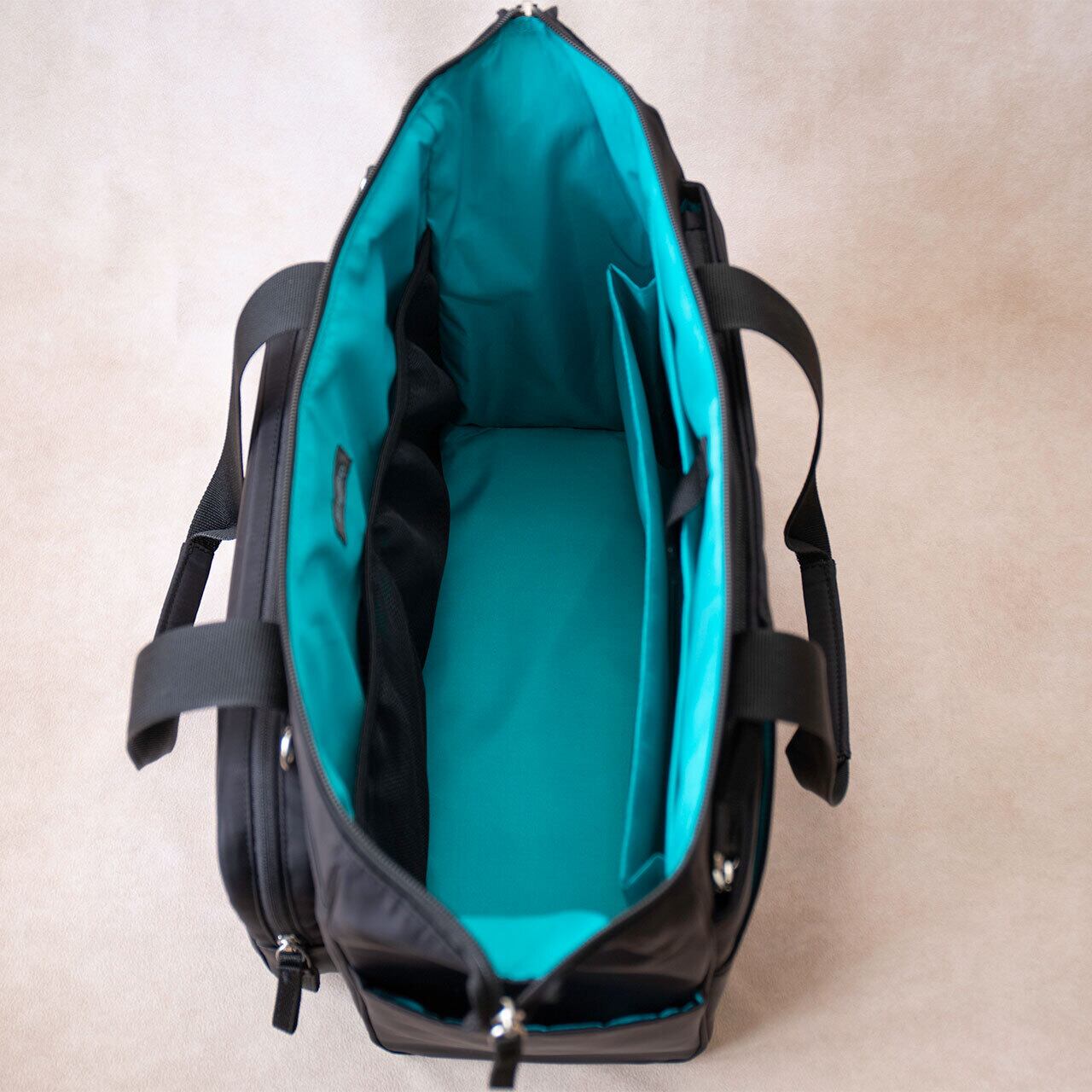 大きく開いて中の荷物が見えやすい仕様です