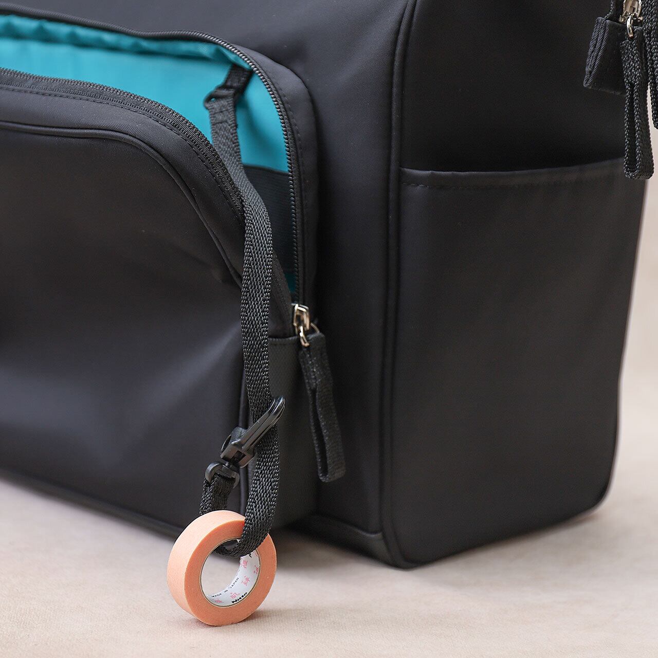 テープホルダーとしても使えるキーフック付き