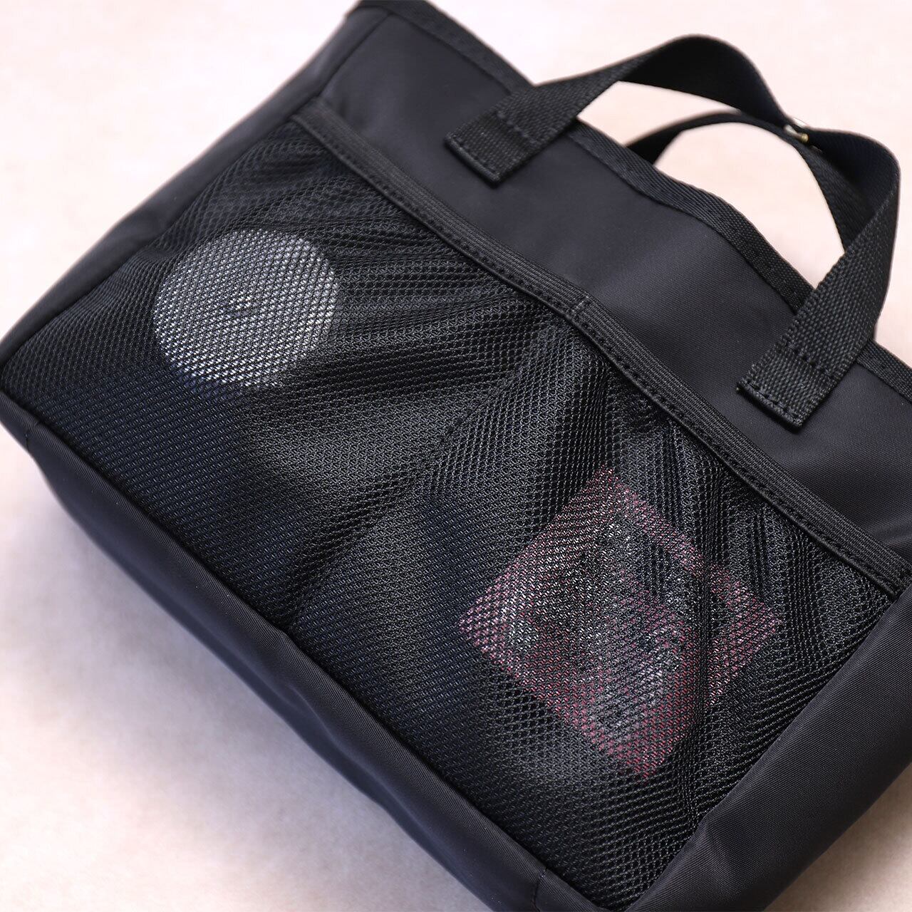 前面に小物収納用ポケット付きです