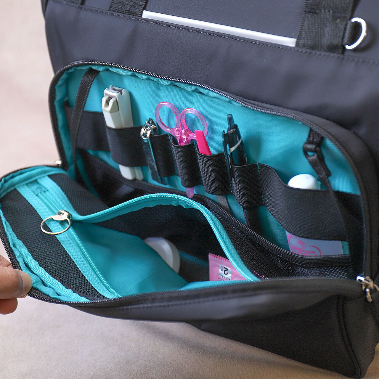 ペンやハサミ、爪切り、ヤスリなどの収納に使える前ポケット