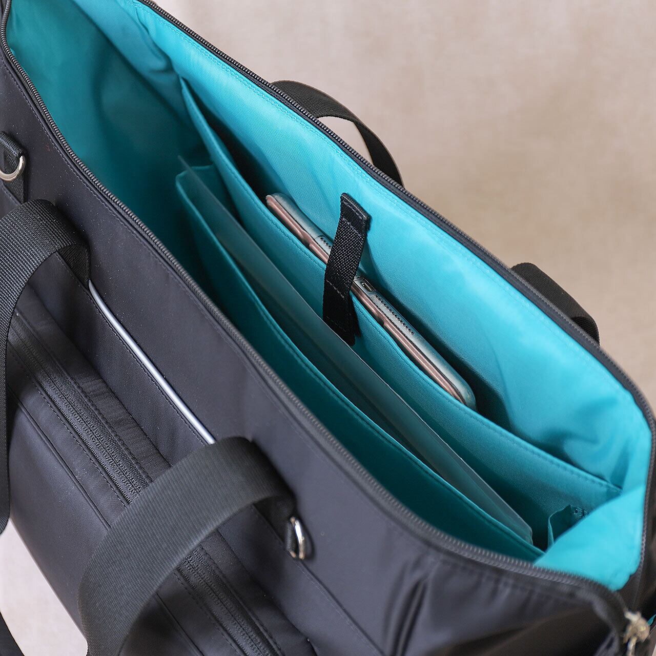 タブレットやノートPC用のポケットとA４ファイルが収納できるポケット付き