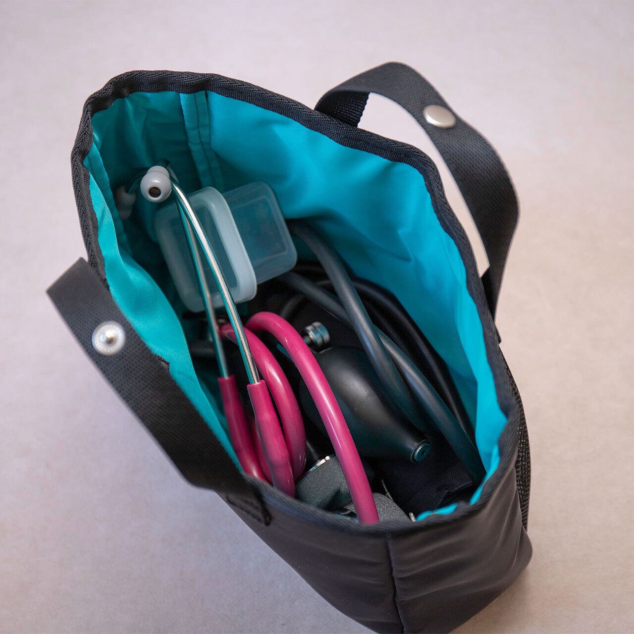 バイタルセットを収納できるバッグインバッグ付きです