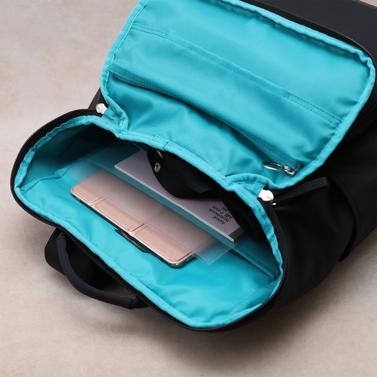 タブレットやノートPC用のポケットとA４ファイルが収納できるポケット付き