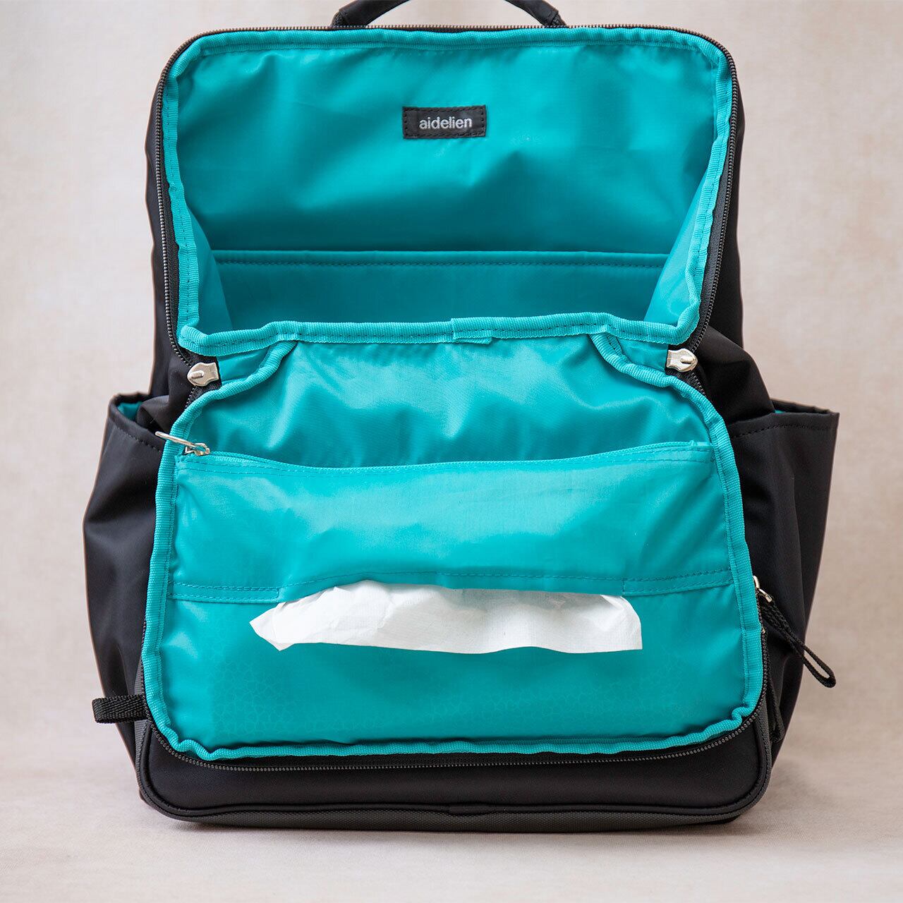 ティッシュの様に取り出せるポケット。大判サイズのウェットティッシュ等をまるまる収納