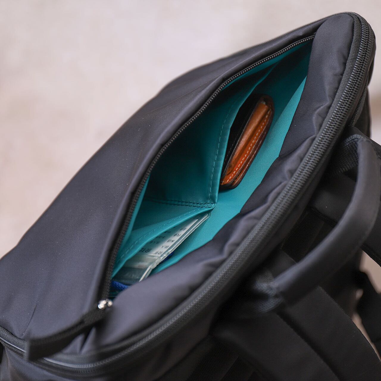 天ポケット内側には名刺や名札を収納できる小物ポケット付き