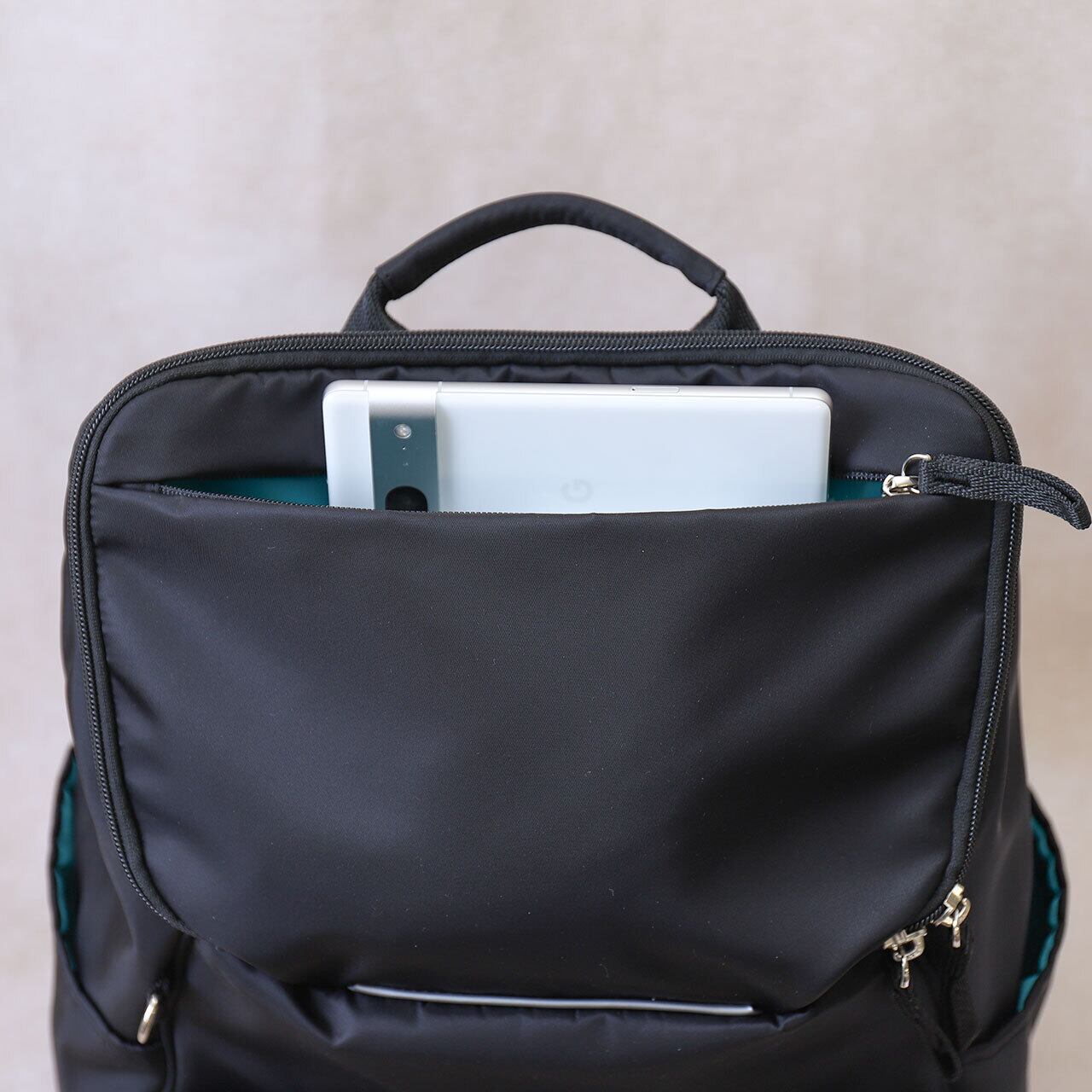 スマホを横向きに収納できる天ポケット