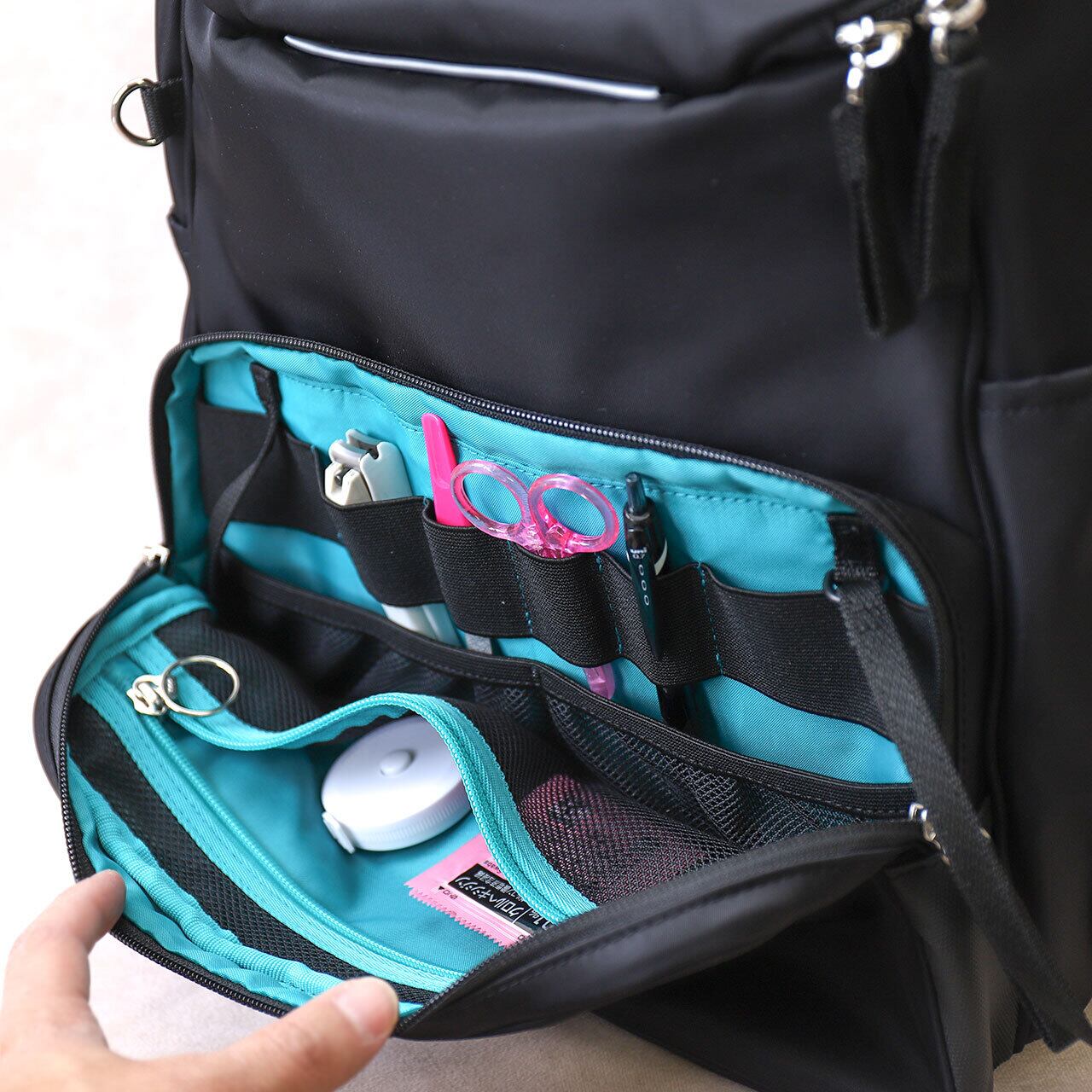 ペンやハサミ、爪切り、ヤスリなどの収納に使える前ポケット