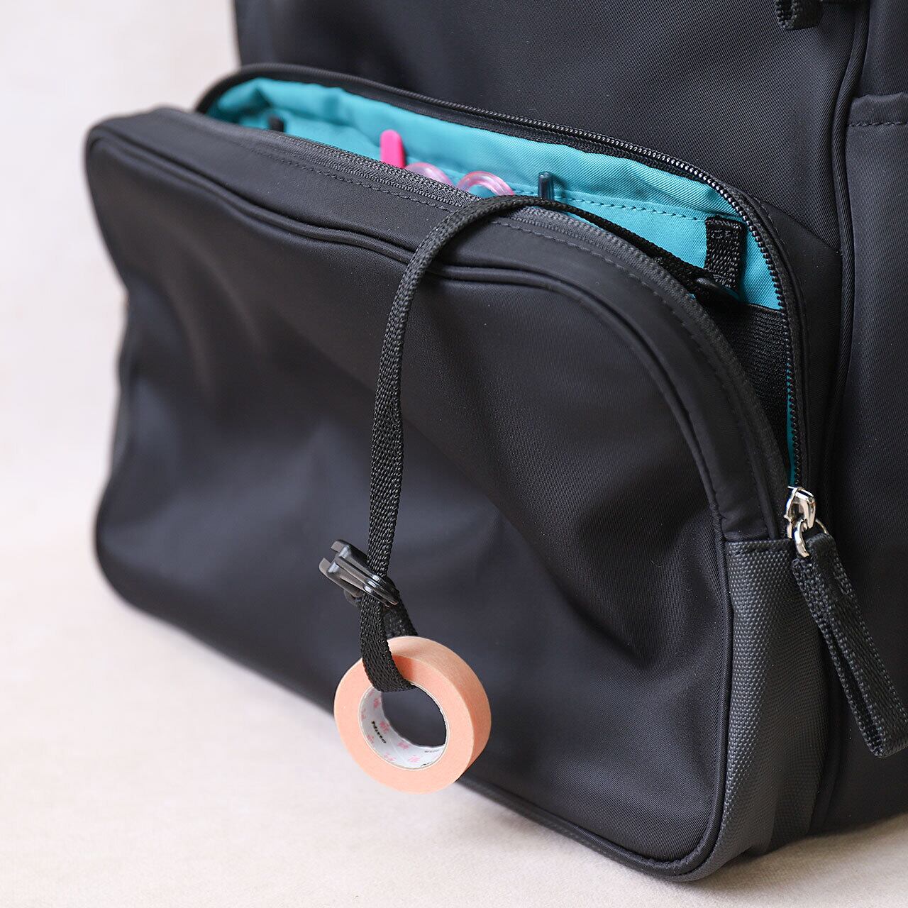 テープホルダーとしても使えるキーフック付き