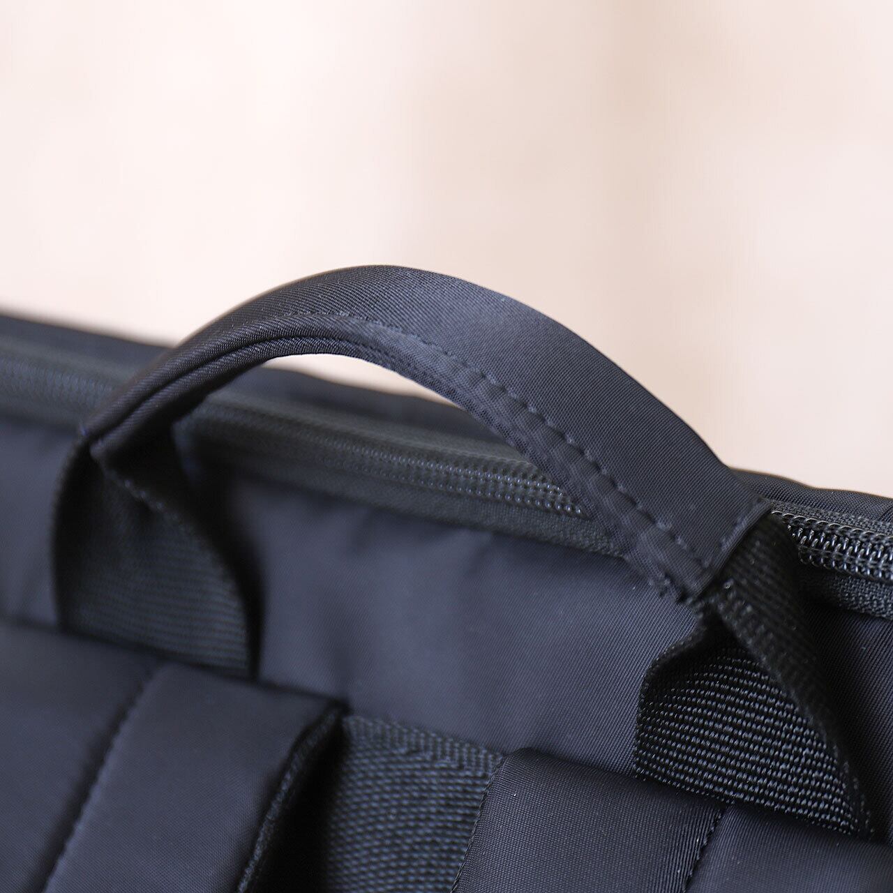 手への食い込みを軽減したハンドル