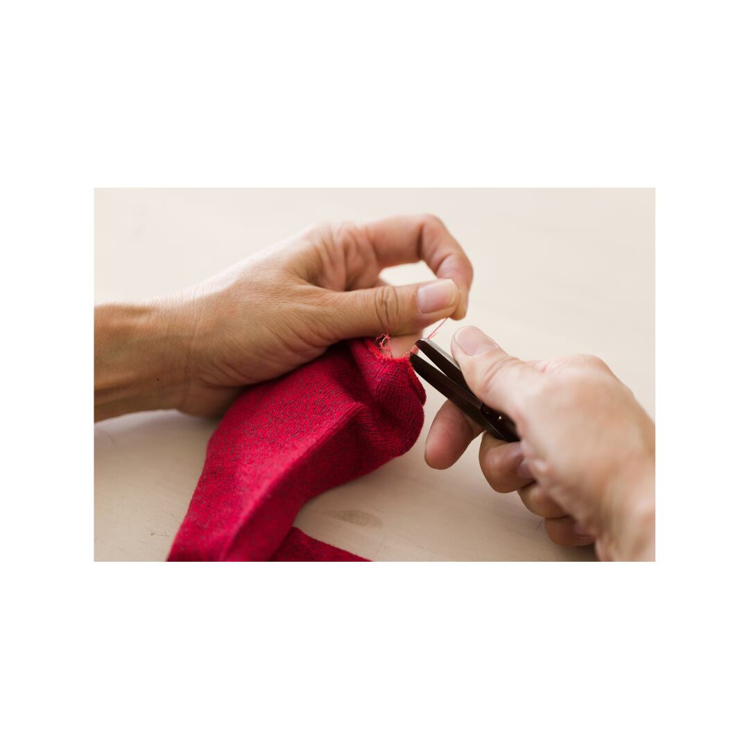 糸始末はひとつずつ手作業で仕上げていきます