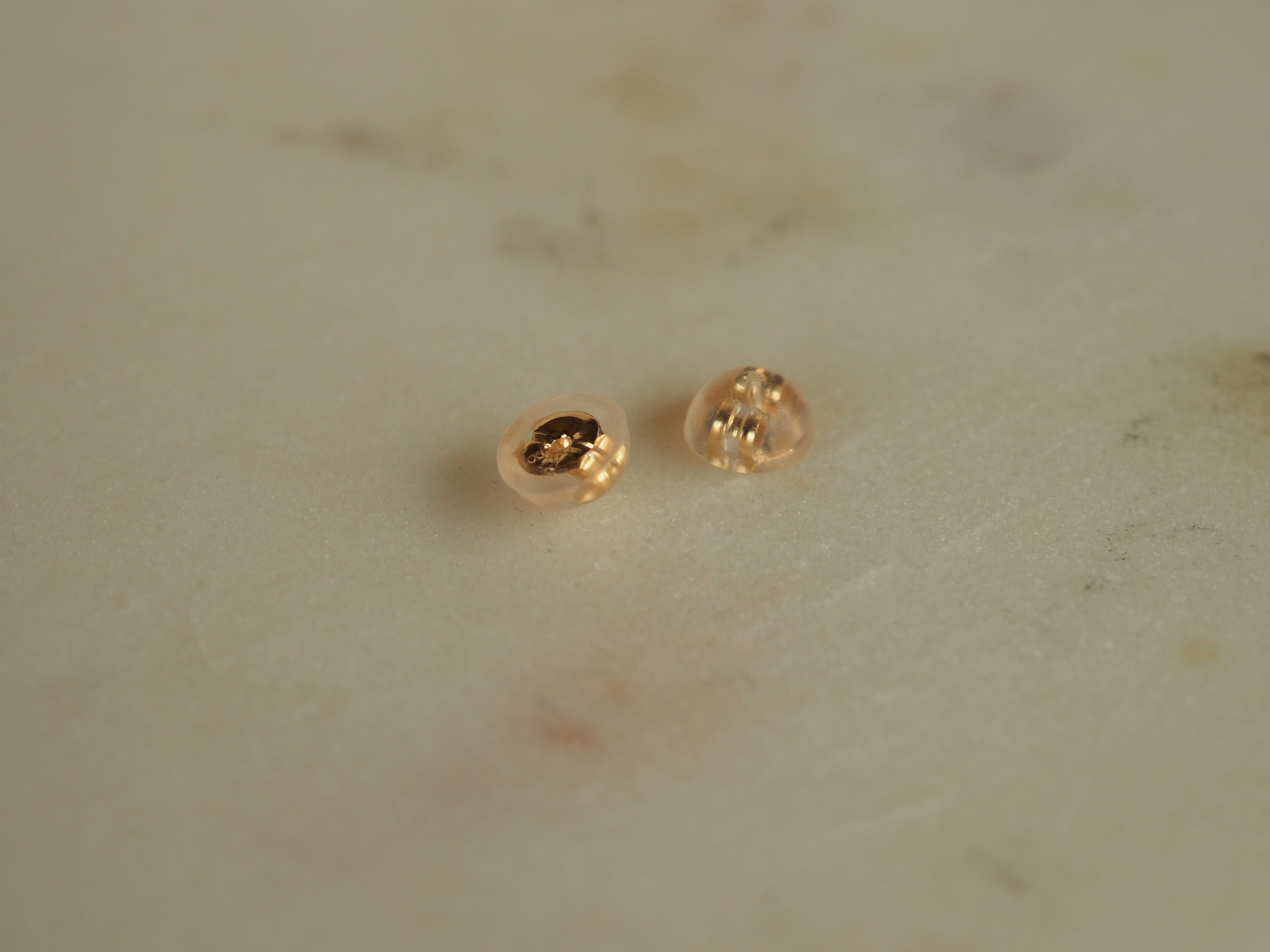 K18＋シリコンキャッチなので、パールの着けたい向きで固定がしやすい