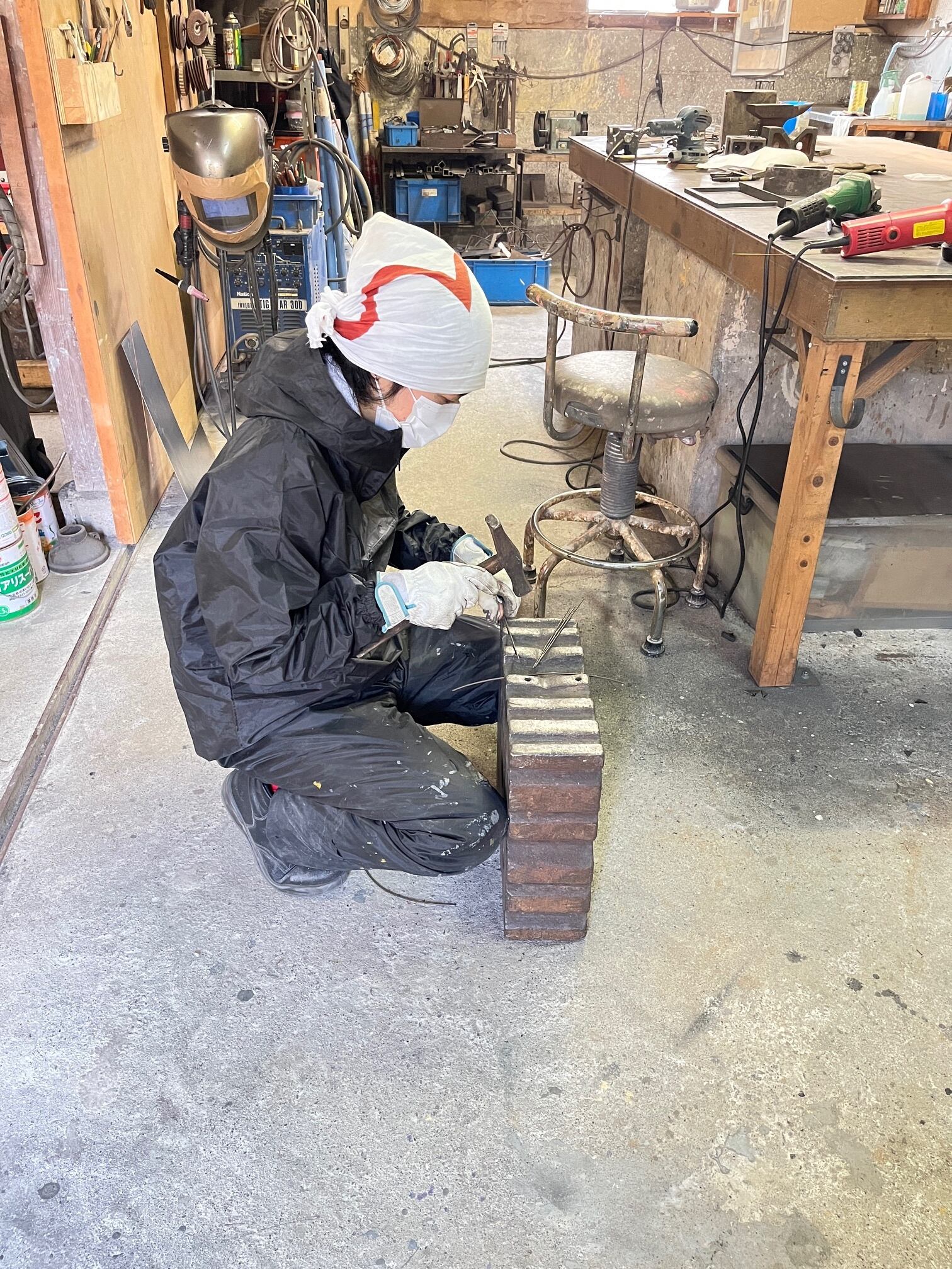 通称「ハチノス」（材料を曲げたり多様な使い方がある）で作業中