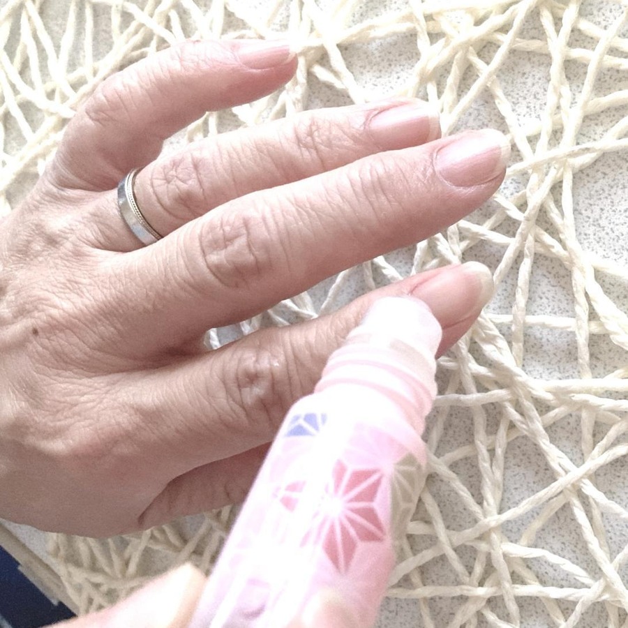 手を汚さずに爪に潤いを