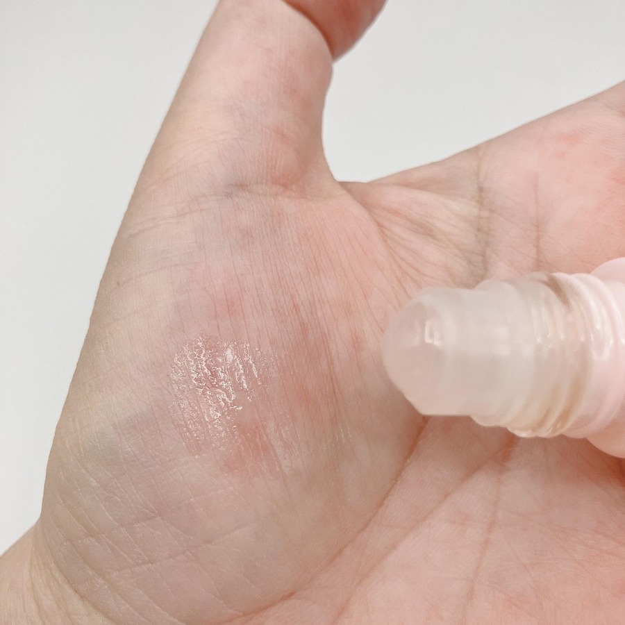 手のひらに一度塗ってからお顔全体へ