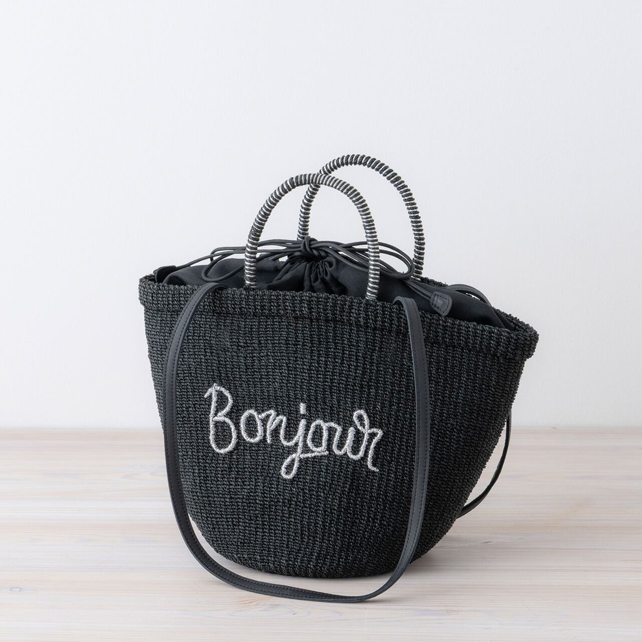 持ち手とショルダーストラップ付き。