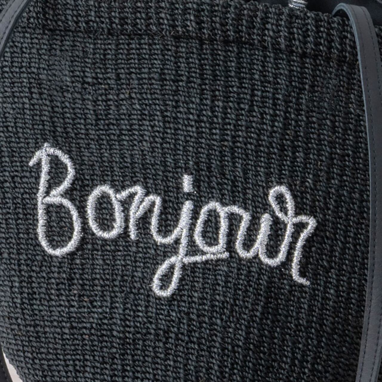 Bonjuorはシルバーの刺繍。