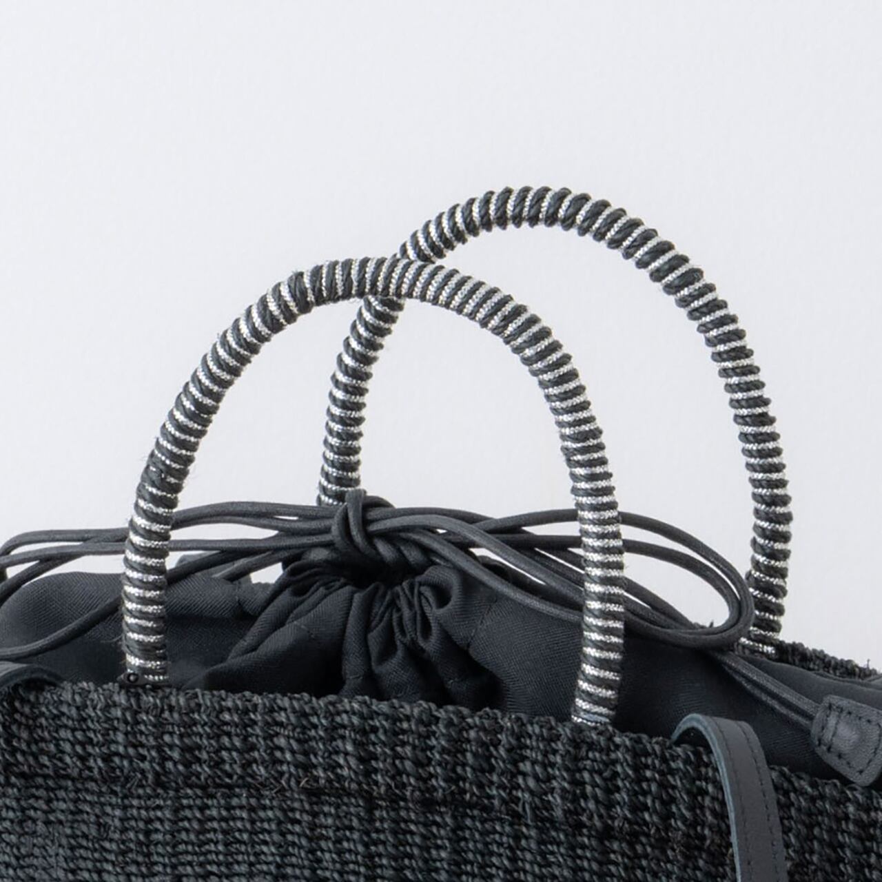 持ち手は黒とシルバーのストライプ編み。 バッグインバッグは黒です。　