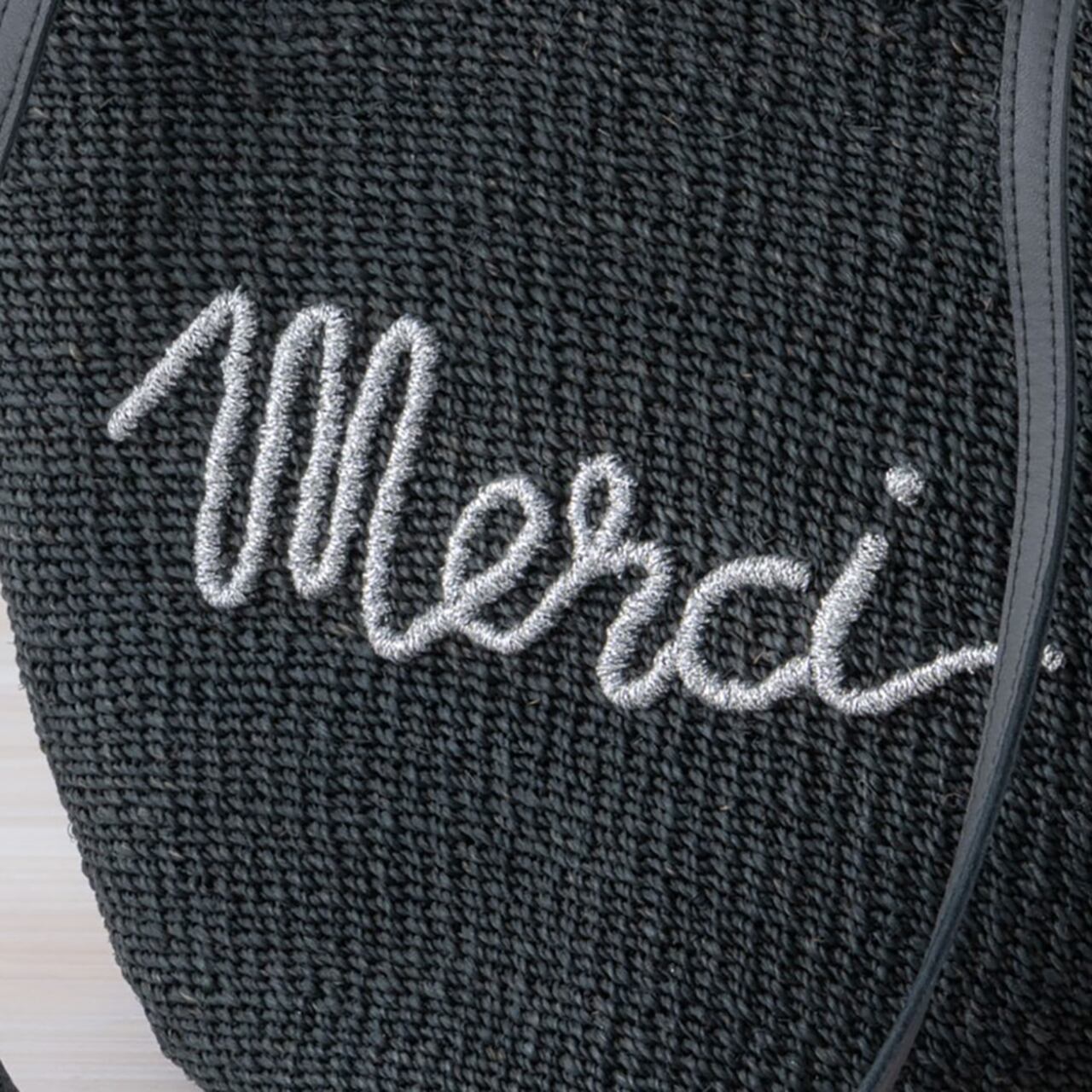 Meruciはシルバーの刺繍