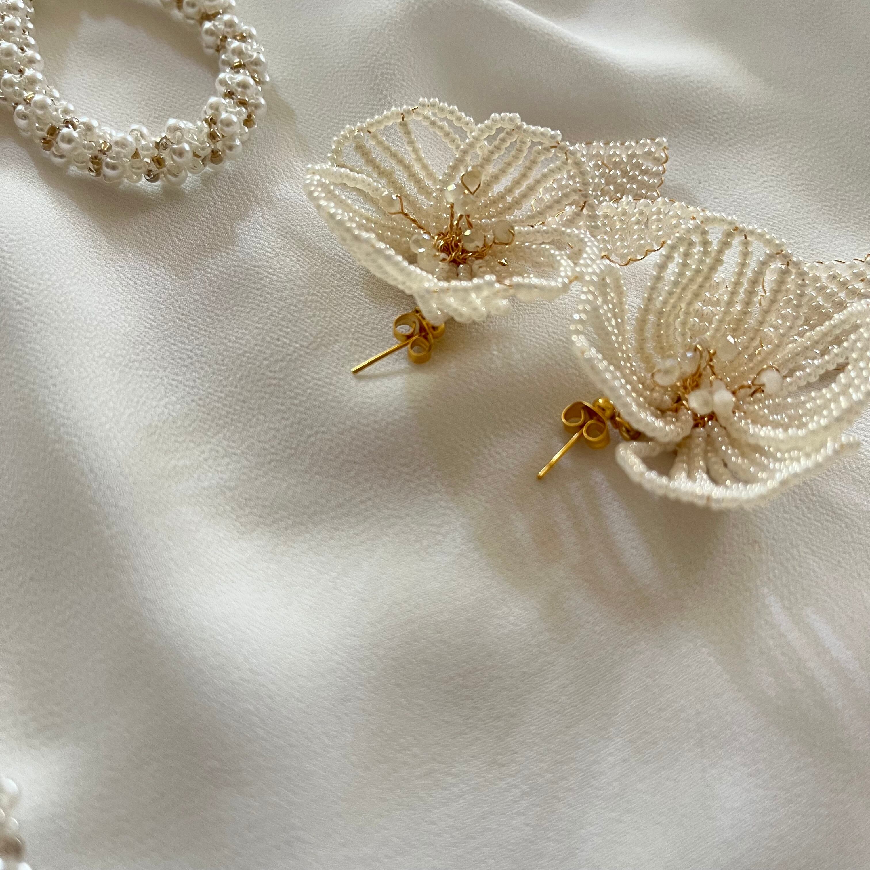 ピアス金具はポストタイプ