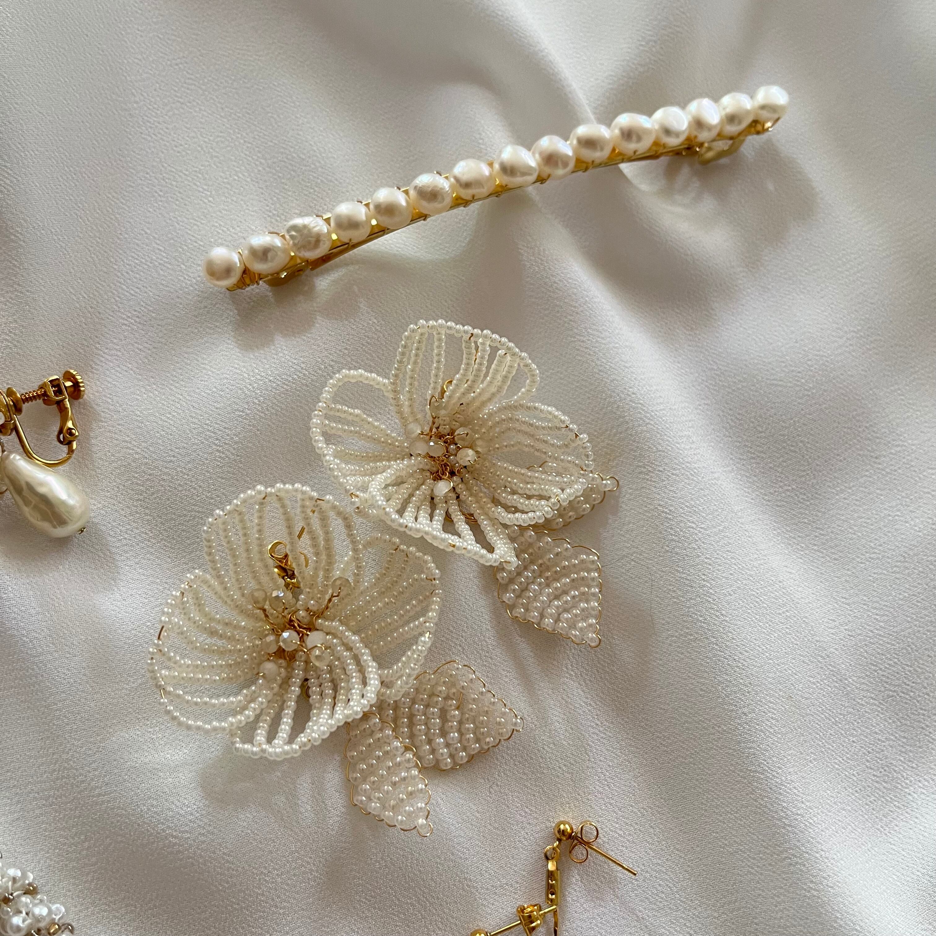 シンプルなヘアバレッタと合わせても◎