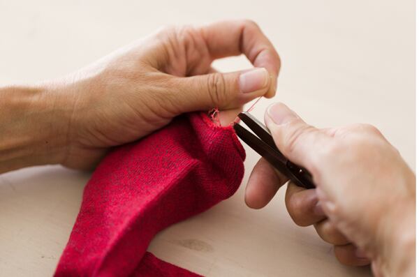 1つずつ手作業で糸始末をして仕上げをします