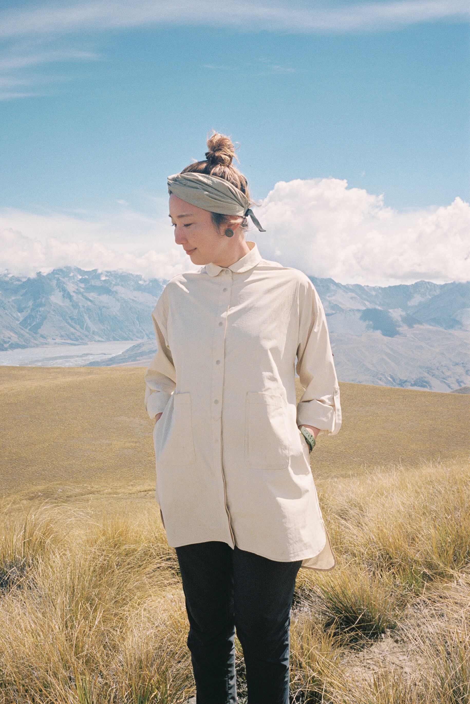 ボタンは下半分だけ比翼仕立ての隠しボタンにしており、 すべて留めるとプルオーバー風に。 