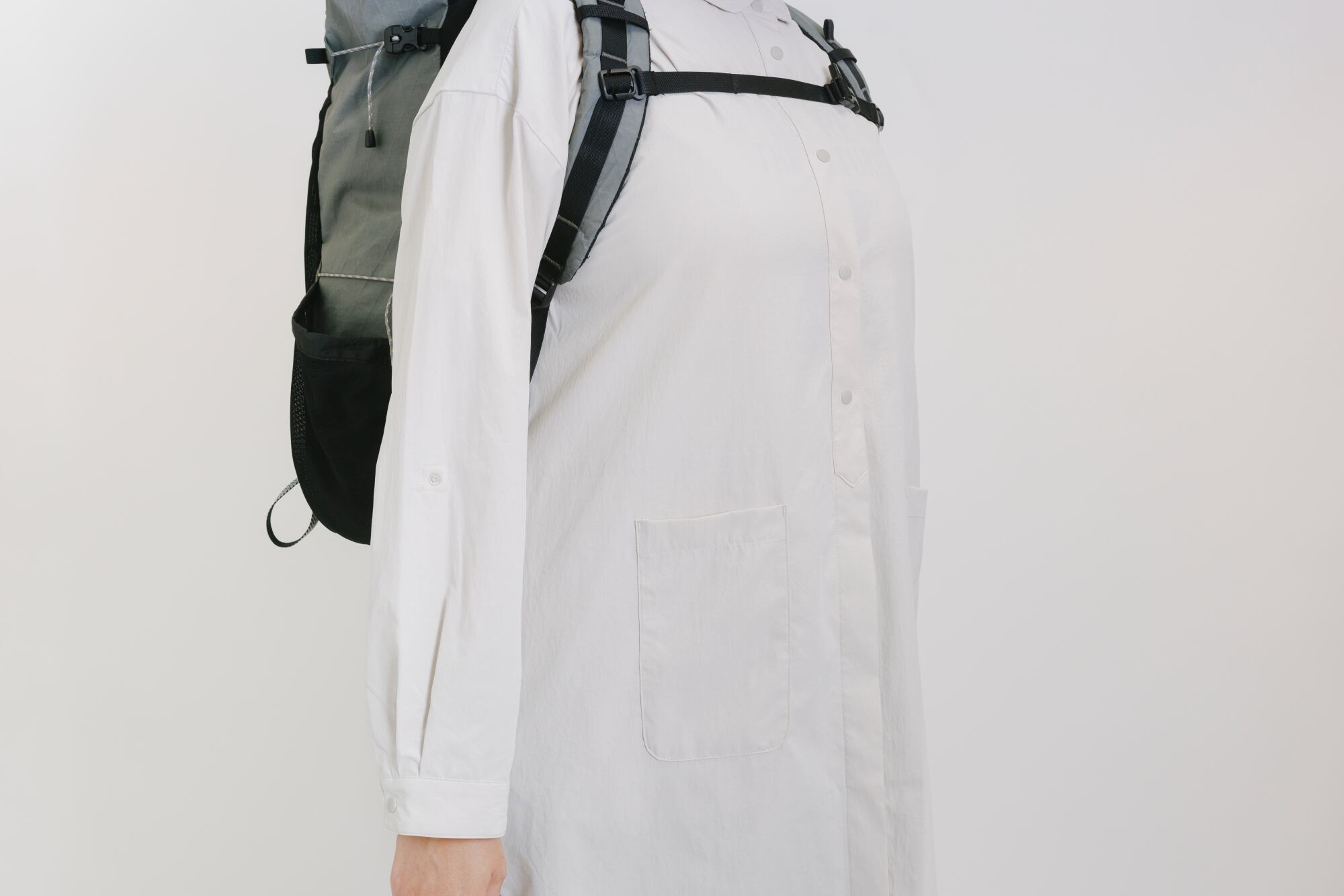 いつものように服の上にベルトを留めてもOKですが、 見た目がこのようにスッキリと変わります