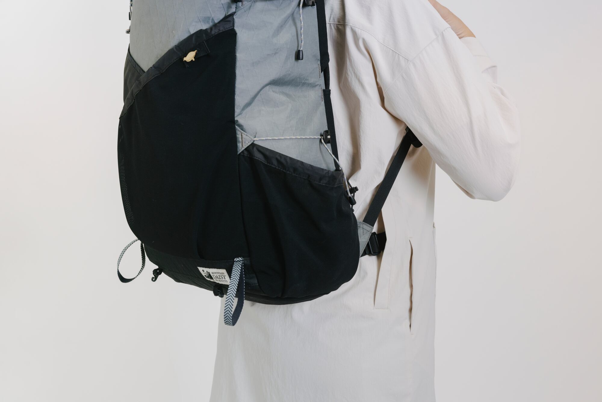 スルーポケットに腰ベルトを通し、ワンピースの中で装着