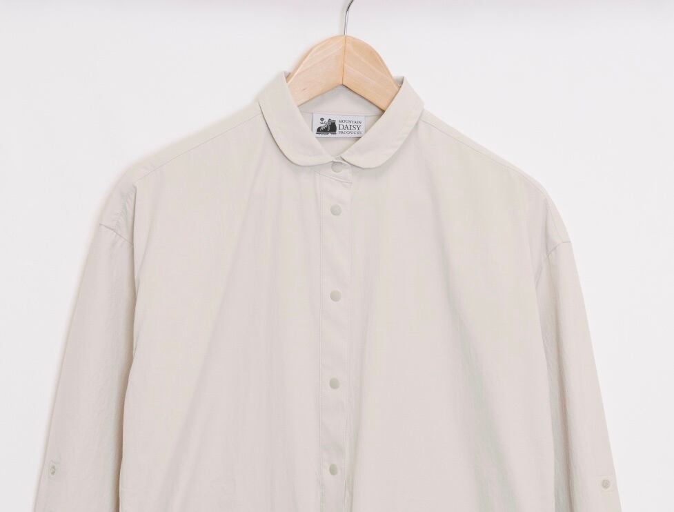 襟元にほんのすこしの”かわいげ”をプラス。小さな丸襟が、山での華やかさをプラスします。