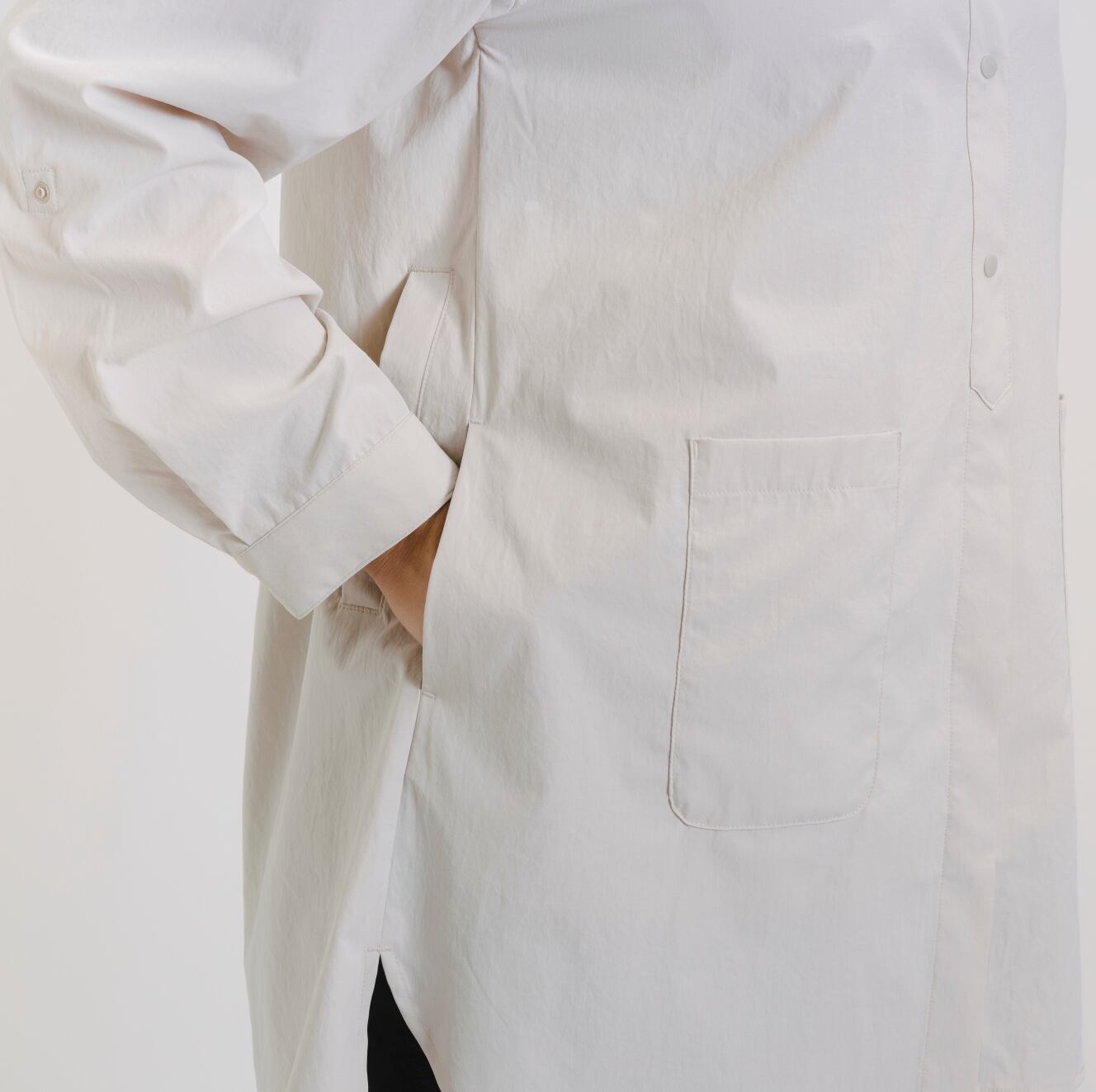 ②大きめに配したサイドポケット： 運動中、中身がブラブラしないよう縫い付け固定しています