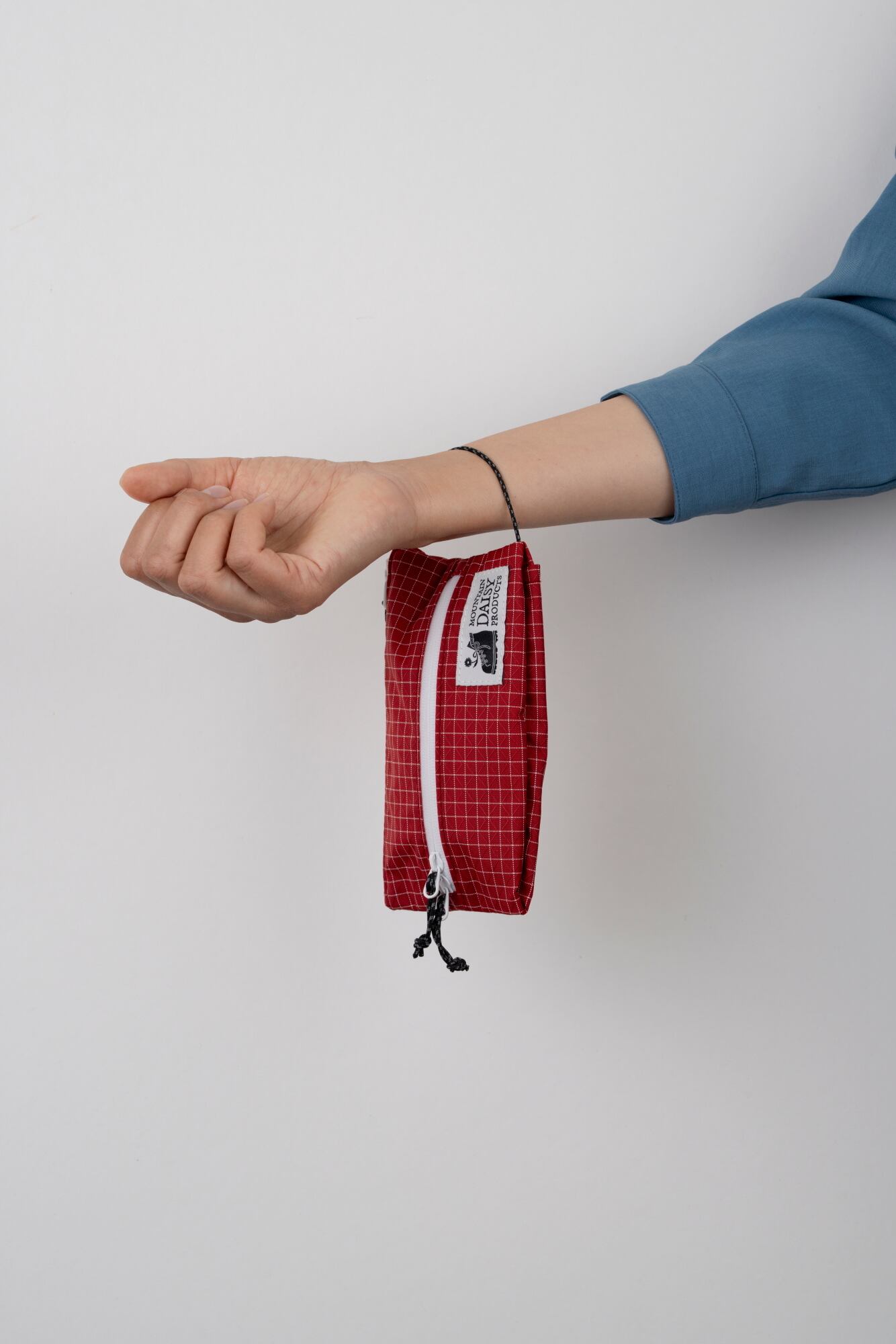 トイレや洗面所に持ち運びやすいよう手首に通せます