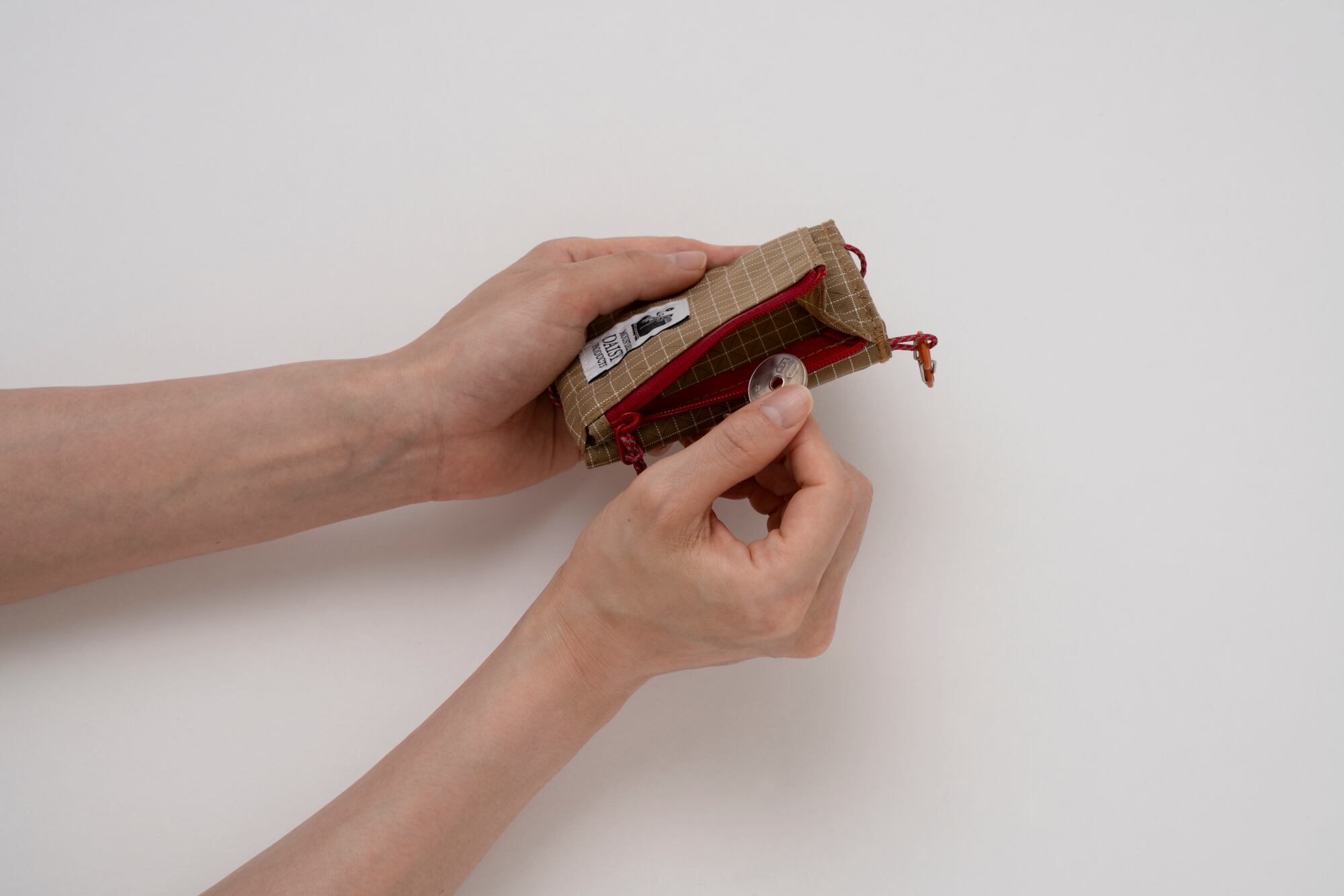 小銭入れは外側に