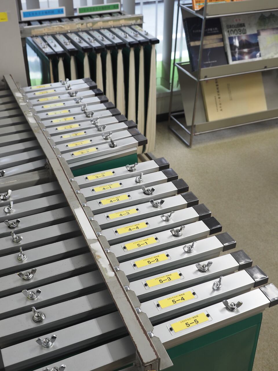 ずらりと展示された日本全土462面の地図