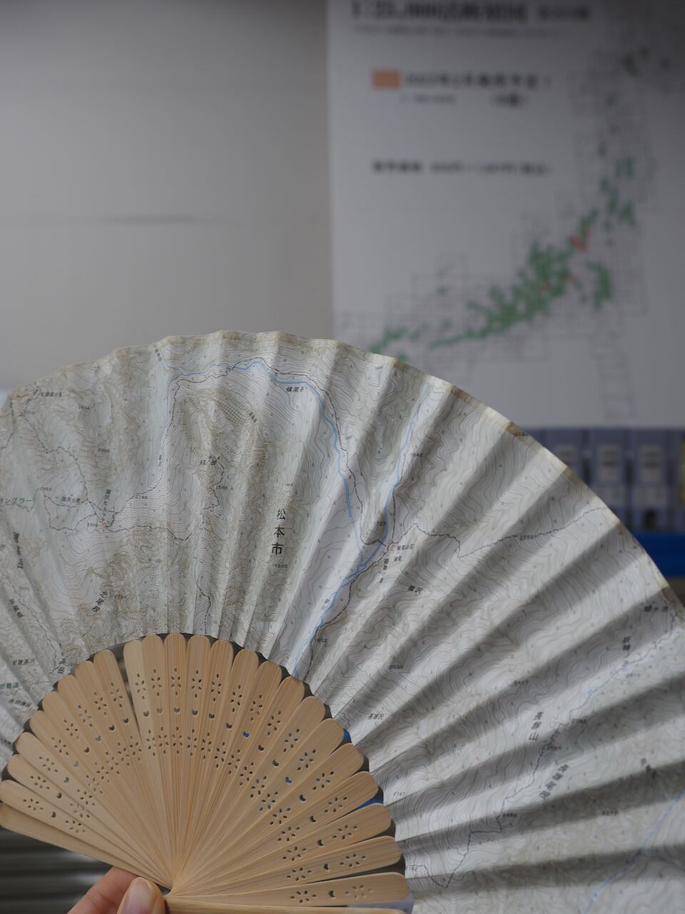 廃図を使った扇子などの商品も