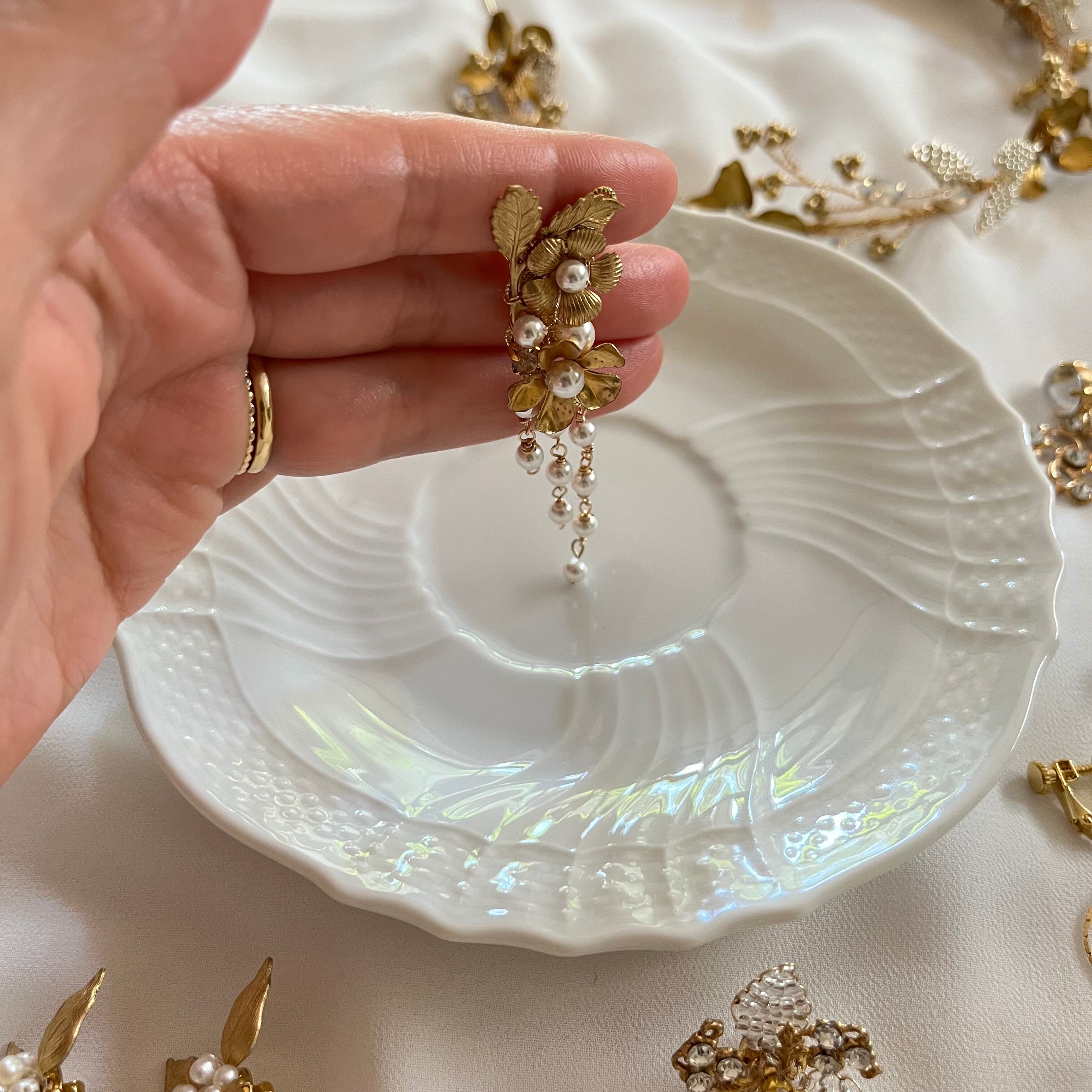 耳たぶに沿わせて装着するデザイン