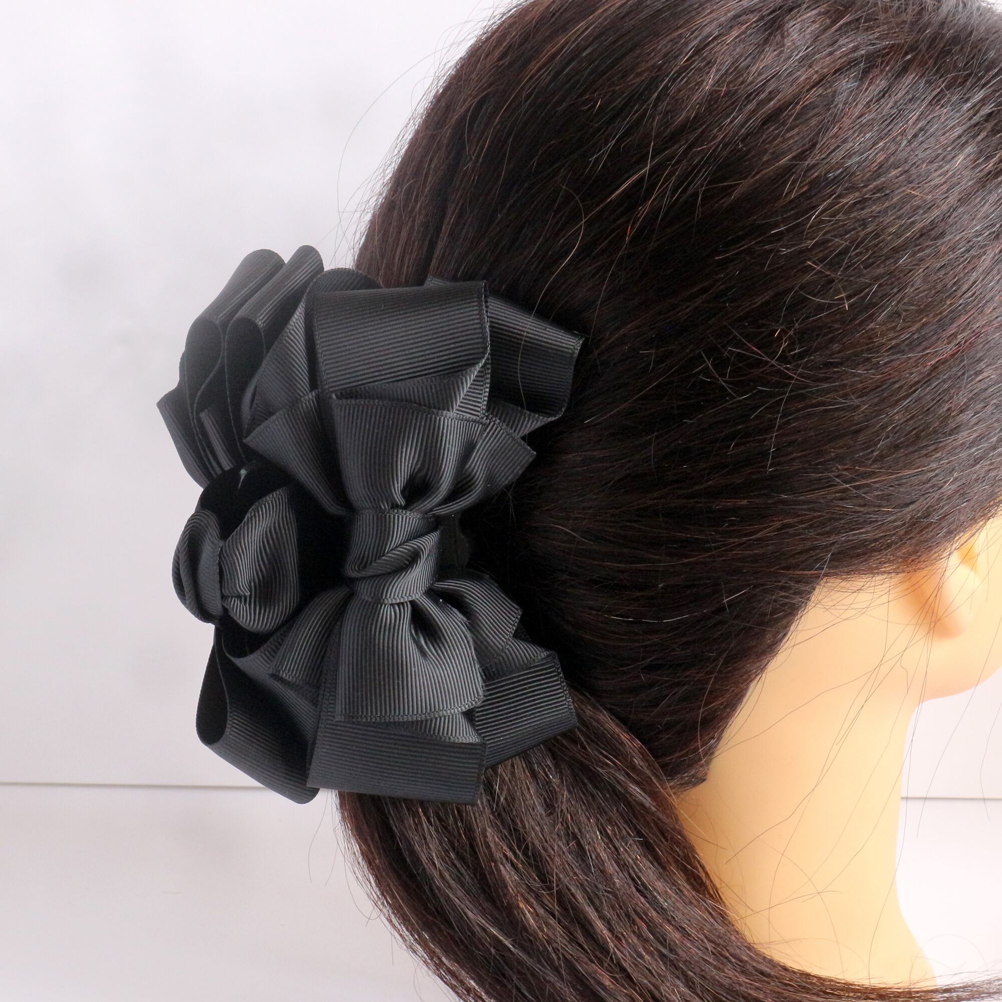 さっと挟むだけで、上品なまとめ髪が完成します。