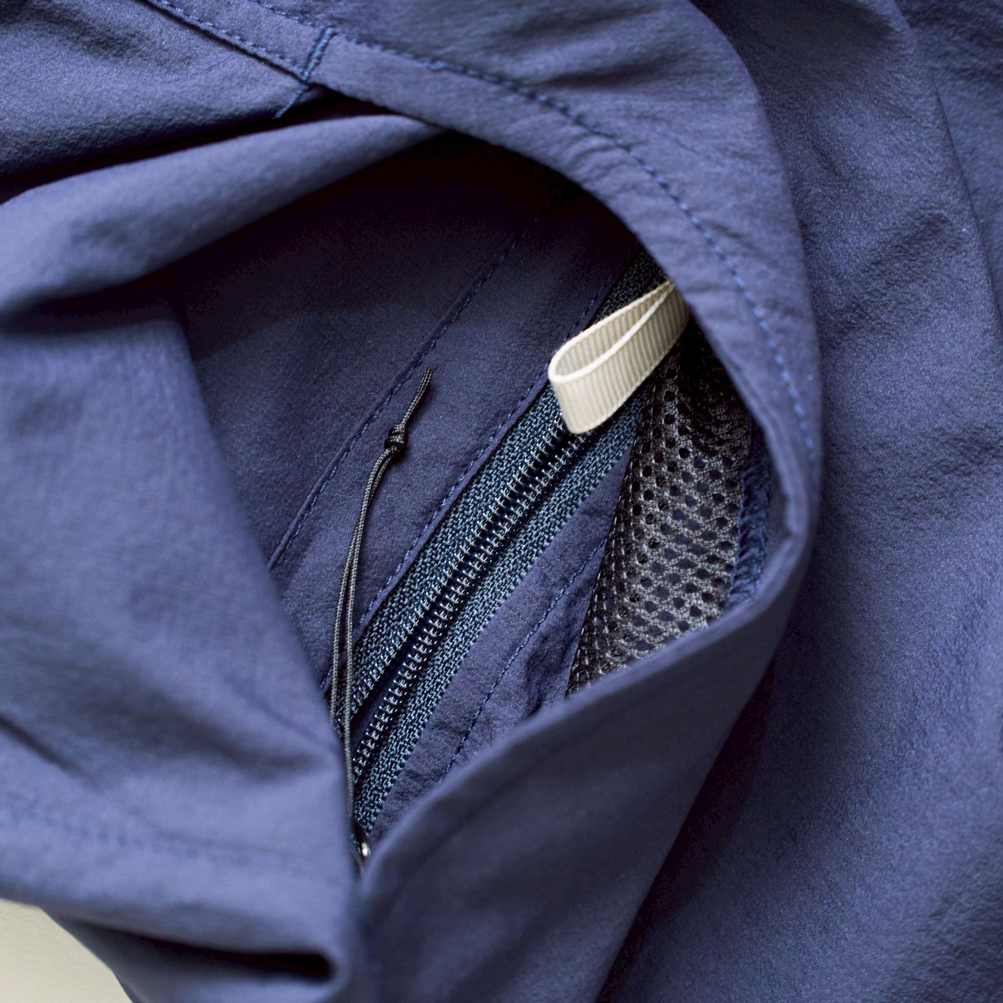 シンプルで多機能なポケット、パッカブルにもなる